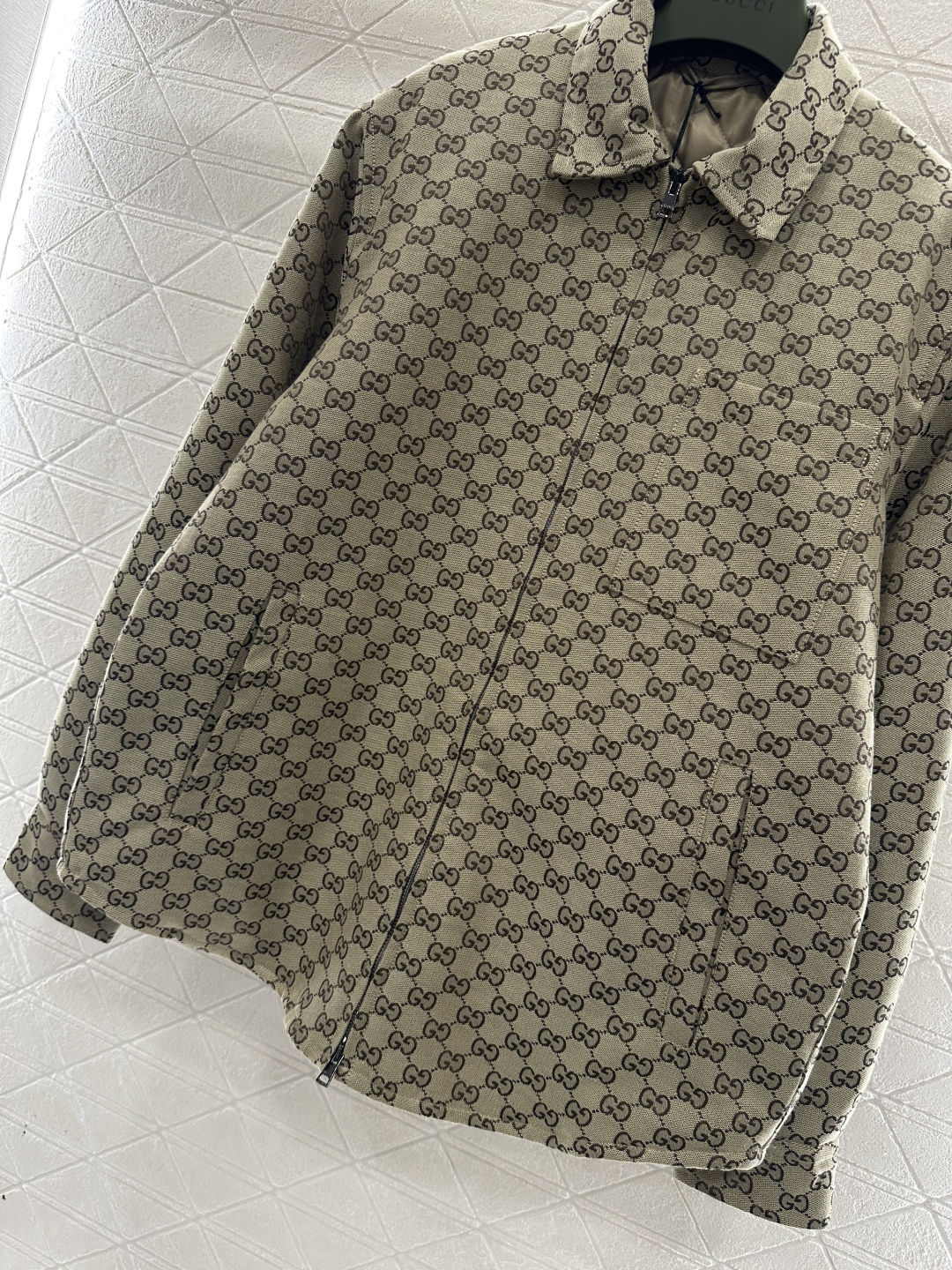 ♥Gucc*♥2025新品上架 翻领拉链棉服外套定制YB进口提花材质，质感高级，挺括有型，翻领宽松廓形外
