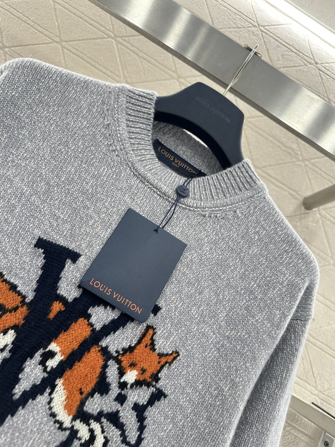 ♥Louis vuitto*♥2025新品上架 灰色狐狸钩花针织毛衣定制YB羊绒羊毛纱线织造，穿搭舒适，