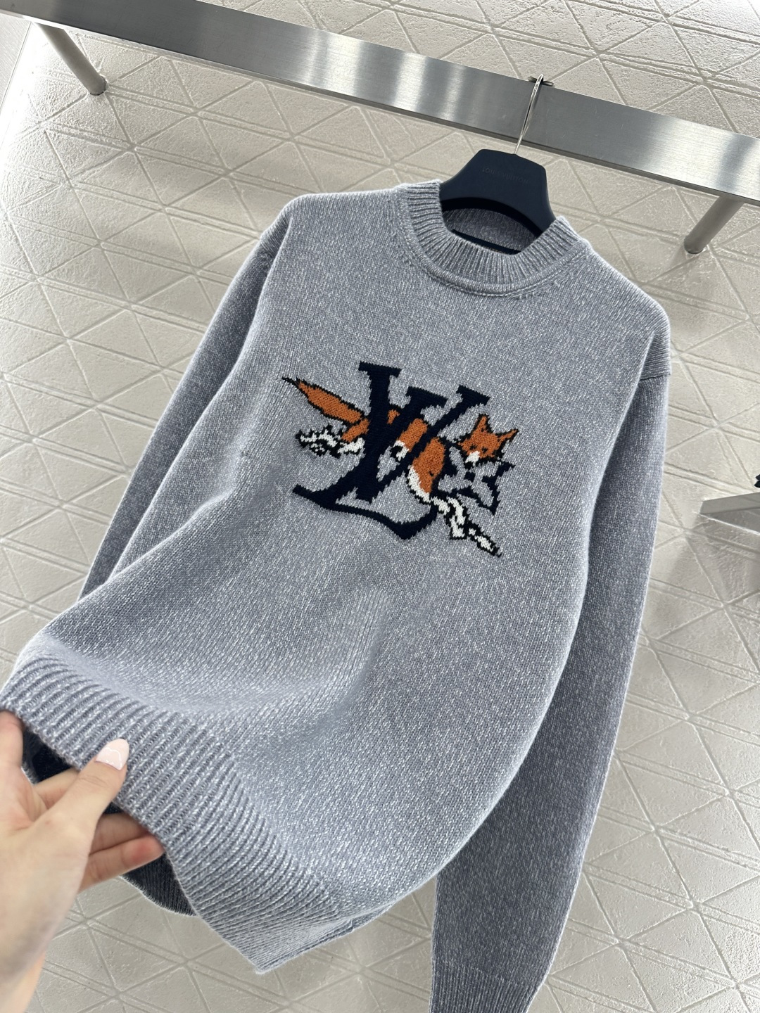 ♥Louis vuitto*♥2025新品上架 灰色狐狸钩花针织毛衣定制YB羊绒羊毛纱线织造，穿搭舒适，