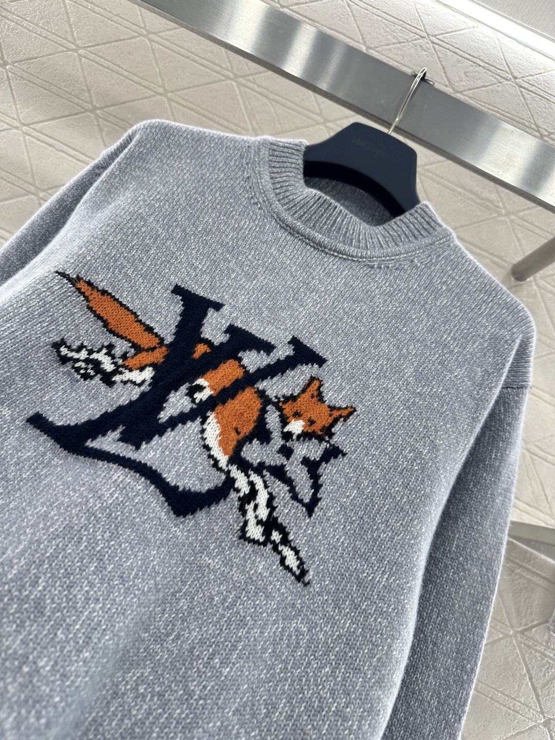 ♥Louis vuitto*♥2025新品上架 灰色狐狸钩花针织毛衣定制YB羊绒羊毛纱线织造，穿搭舒适，