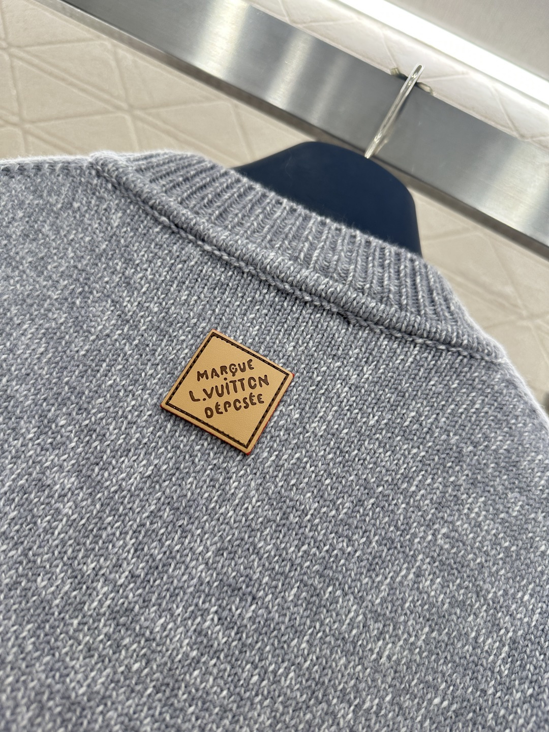 ♥Louis vuitto*♥2025新品上架 灰色狐狸钩花针织毛衣定制YB羊绒羊毛纱线织造，穿搭舒适，