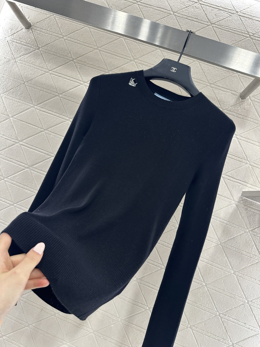 ♥Prad*♥2026新品上架 圆领金属徽标针织上衣定制YB羊毛纱线织造，穿搭舒适，质感十足，圆领针织衫