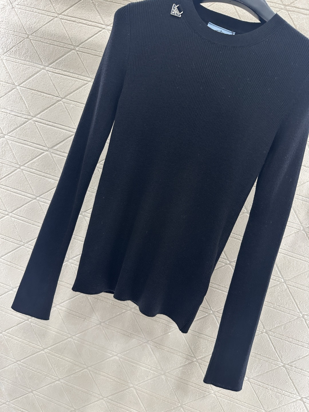 ♥Prad*♥2026新品上架 圆领金属徽标针织上衣定制YB羊毛纱线织造，穿搭舒适，质感十足，圆领针织衫