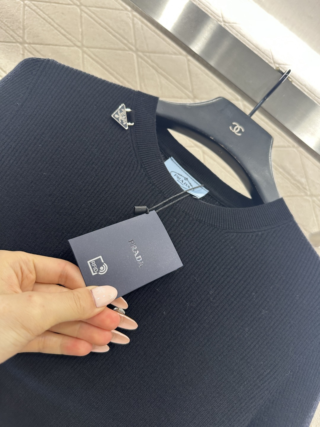 ♥Prad*♥2026新品上架 圆领金属徽标针织上衣定制YB羊毛纱线织造，穿搭舒适，质感十足，圆领针织衫