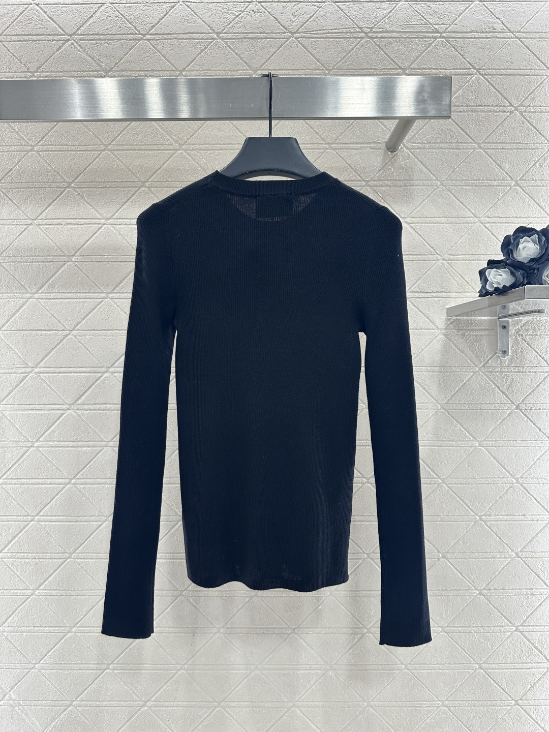 ♥Prad*♥2026新品上架 圆领金属徽标针织上衣定制YB羊毛纱线织造，穿搭舒适，质感十足，圆领针织衫