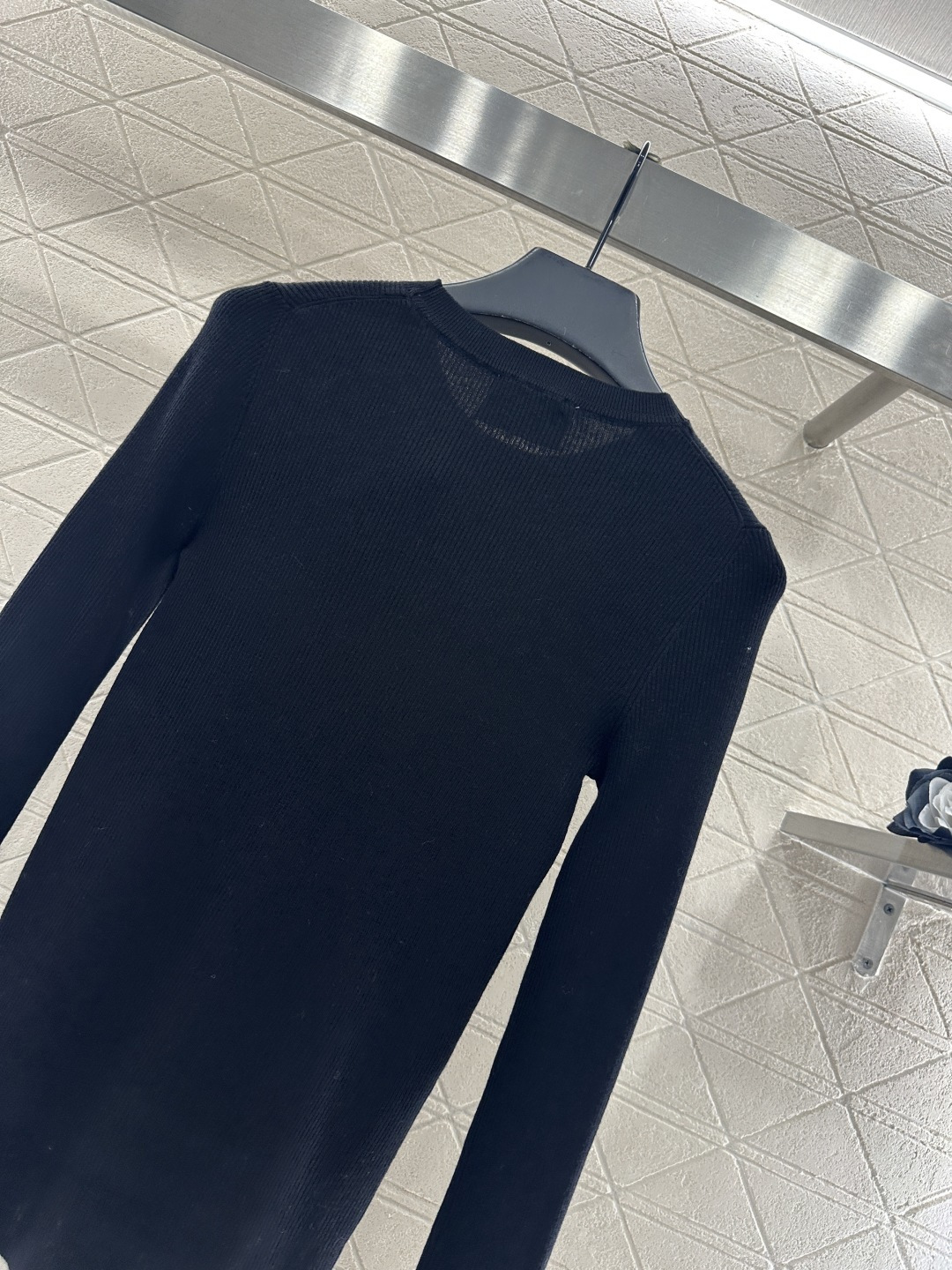 ♥Prad*♥2026新品上架 圆领金属徽标针织上衣定制YB羊毛纱线织造，穿搭舒适，质感十足，圆领针织衫