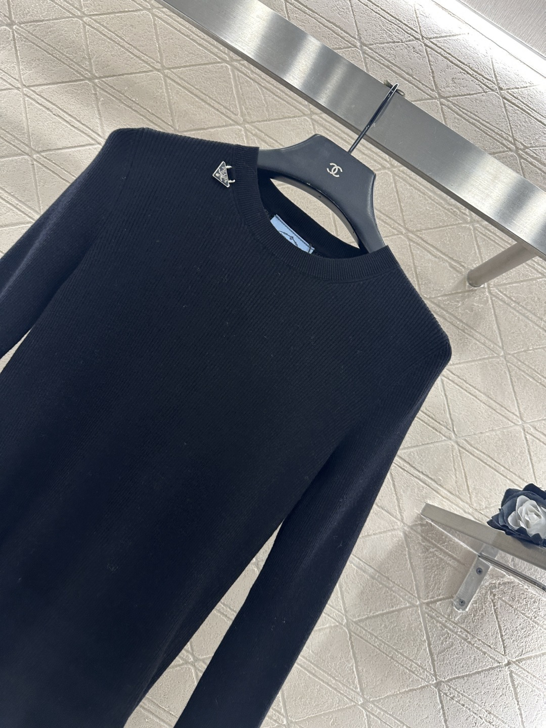 ♥Prad*♥2026新品上架 圆领金属徽标针织上衣定制YB羊毛纱线织造，穿搭舒适，质感十足，圆领针织衫