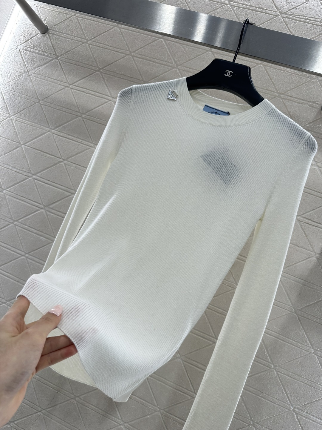 ♥Prad*♥2026新品上架 圆领金属徽标针织上衣定制YB羊毛纱线织造，穿搭舒适，质感十足，圆领针织衫