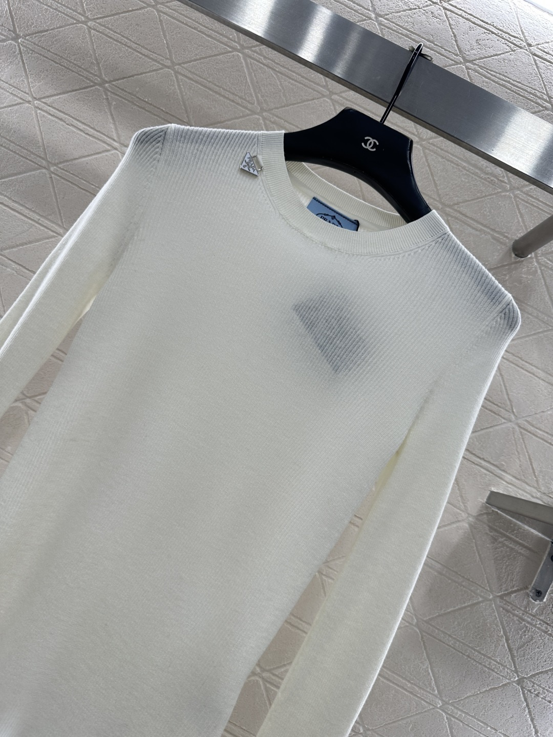 ♥Prad*♥2026新品上架 圆领金属徽标针织上衣定制YB羊毛纱线织造，穿搭舒适，质感十足，圆领针织衫