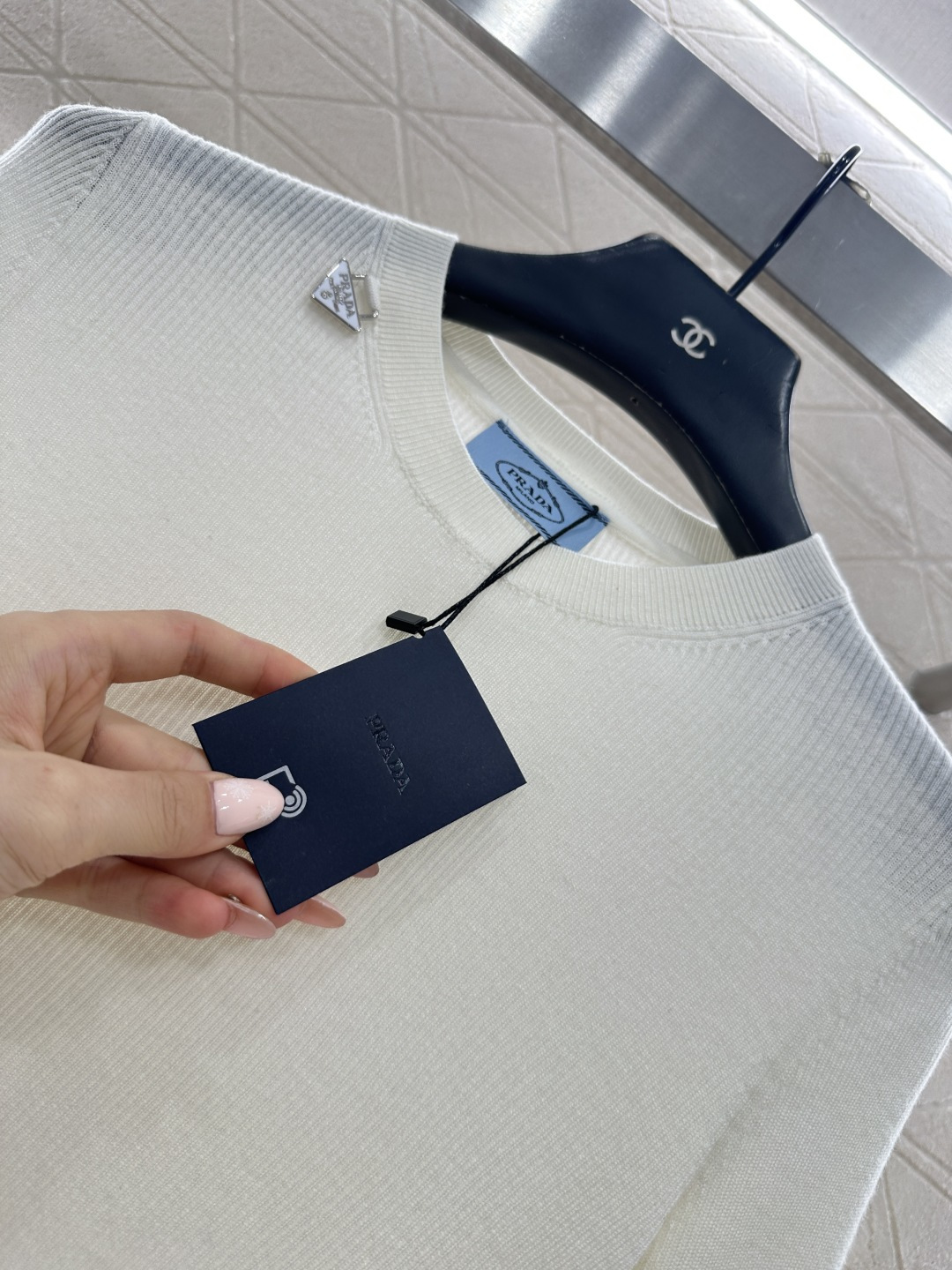 ♥Prad*♥2026新品上架 圆领金属徽标针织上衣定制YB羊毛纱线织造，穿搭舒适，质感十足，圆领针织衫