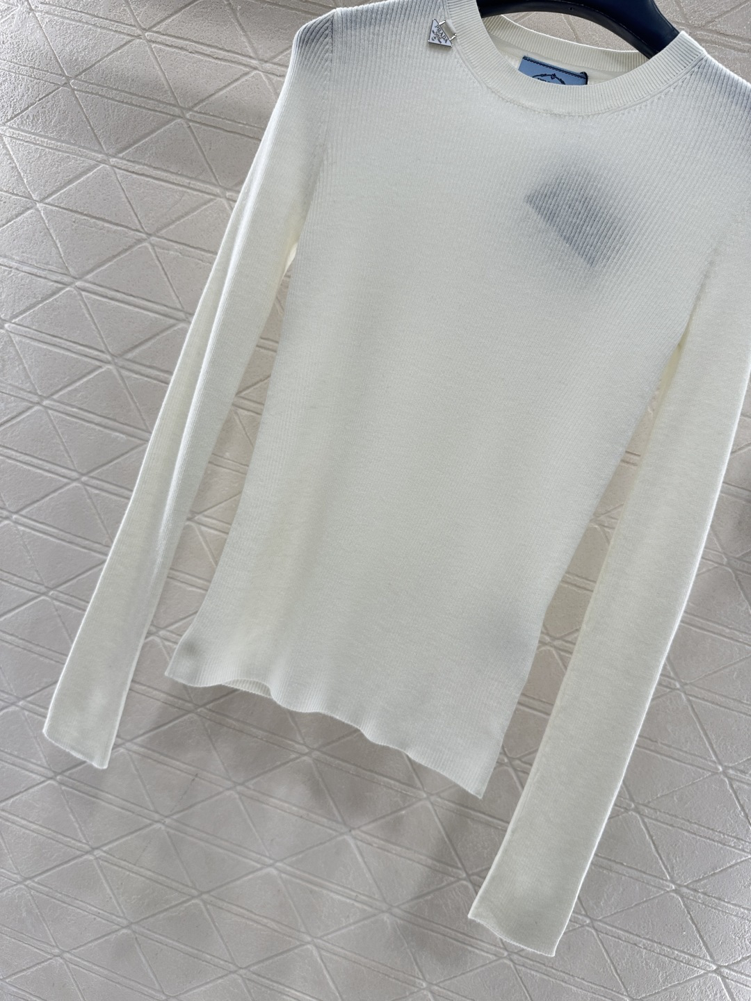 ♥Prad*♥2026新品上架 圆领金属徽标针织上衣定制YB羊毛纱线织造，穿搭舒适，质感十足，圆领针织衫