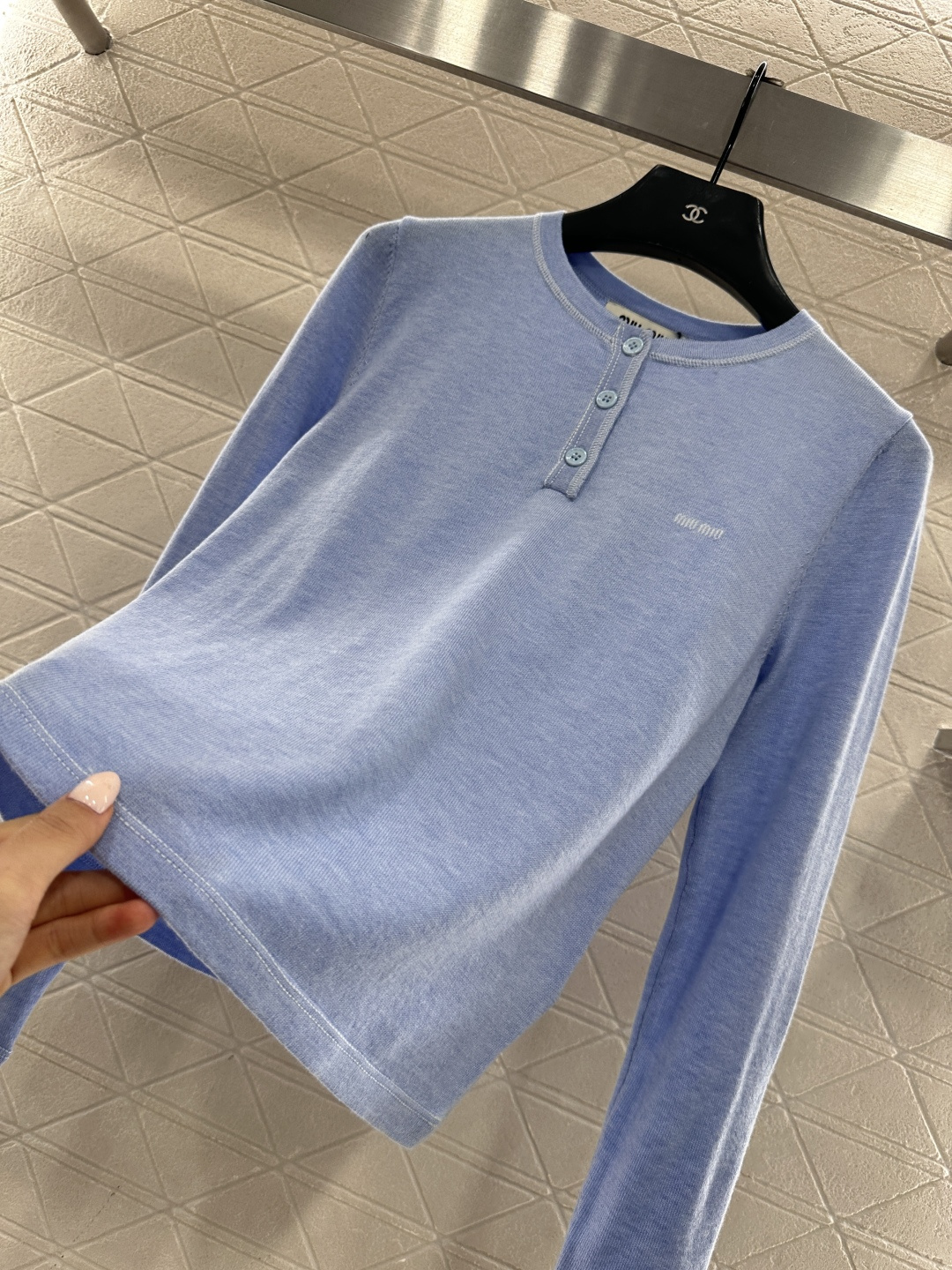 ♥Miumi*♥2026新品上架 半开襟针织上衣定制YB羊毛纱线织造，柔软细腻，穿搭舒适，圆领修身上衣剪