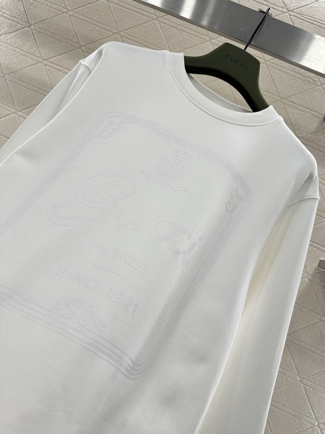 ♥Gucc*♥2026新品上架 徽标印花圆领卫衣定制YB原生全棉材质，透气舒适，质感十足，宽松圆领卫衣裁