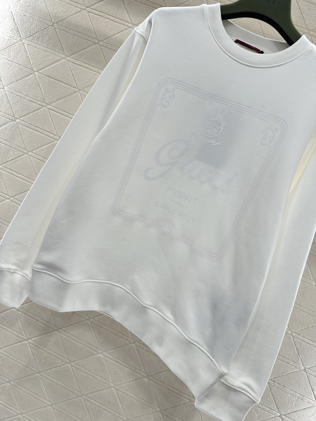 ♥Gucc*♥2026新品上架 徽标印花圆领卫衣定制YB原生全棉材质，透气舒适，质感十足，宽松圆领卫衣裁