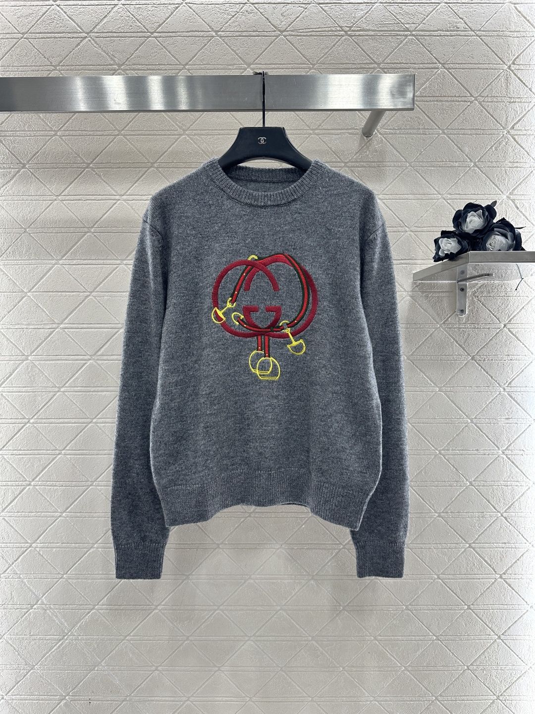 ♥Gucc*♥2026新品上架 贺岁徽标钩花针织毛衣新年贺岁限定系列#定制YB羊绒羊毛纱线织造，穿搭舒适