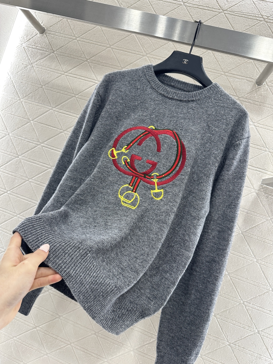 ♥Gucc*♥2026新品上架 贺岁徽标钩花针织毛衣新年贺岁限定系列#定制YB羊绒羊毛纱线织造，穿搭舒适