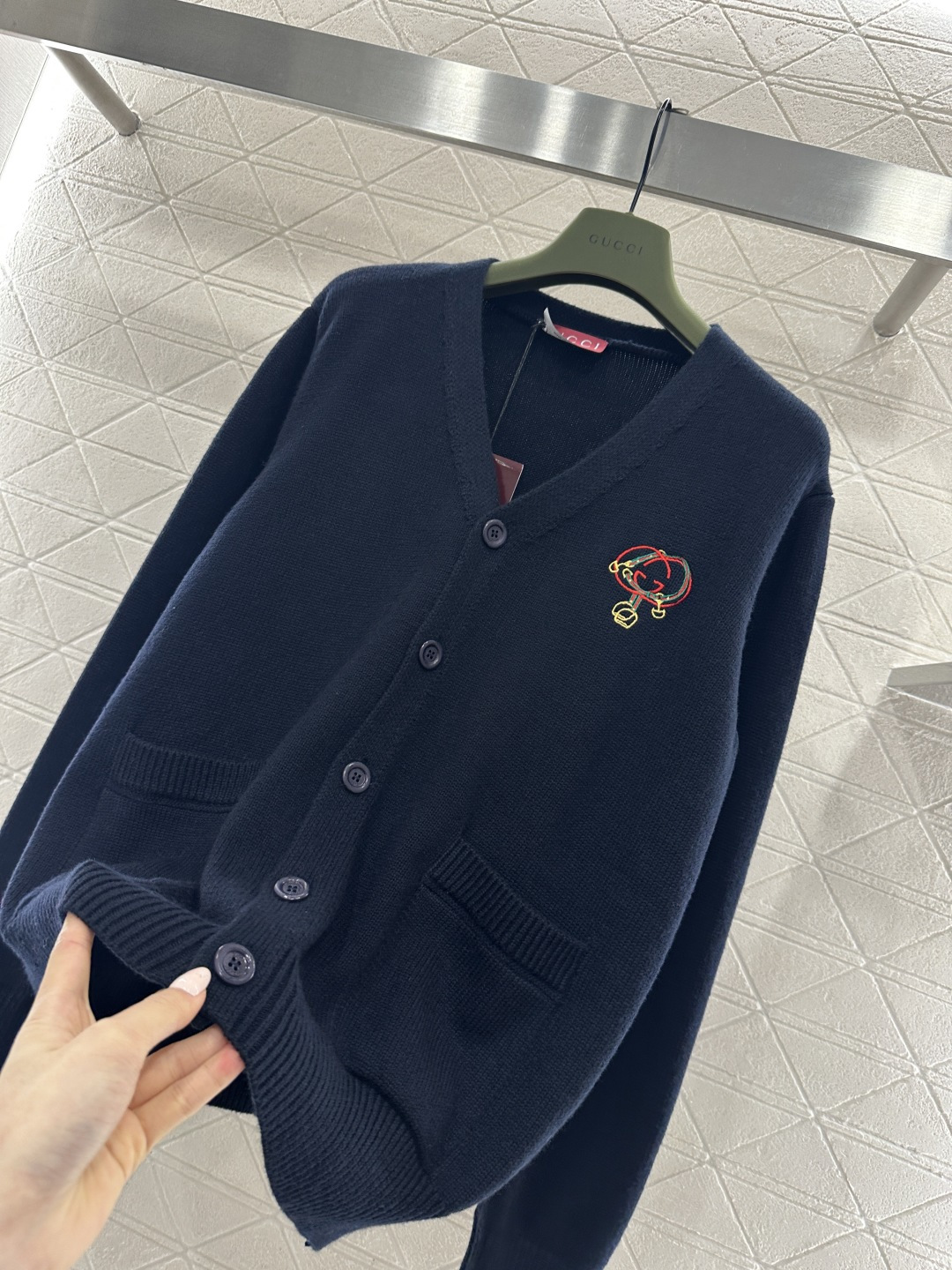 ♥Gucc*♥2026新品上架 贺岁徽标钩花针织开衫新年贺岁系列#定制YB羊绒羊毛纱线织造，穿搭舒适，质