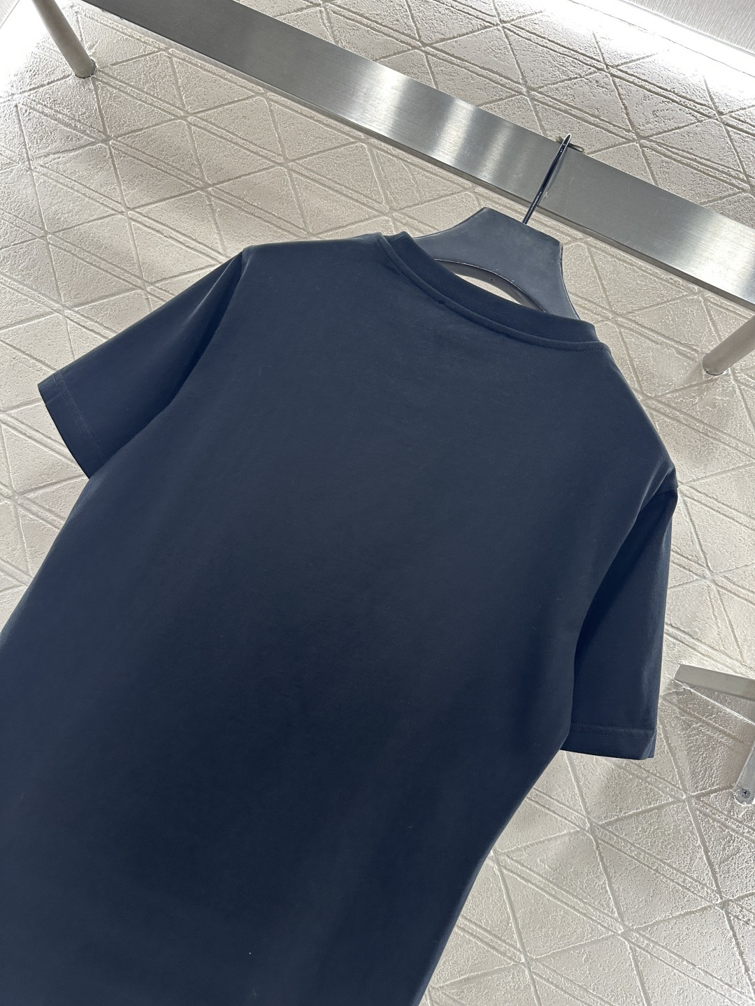 ♥Dio*♥2026新品上架 圆领钉珠亮片徽标𝑇𝑒𝑒定制YB丝光全棉材质，质感细腻，舒适透气，常规短袖裁