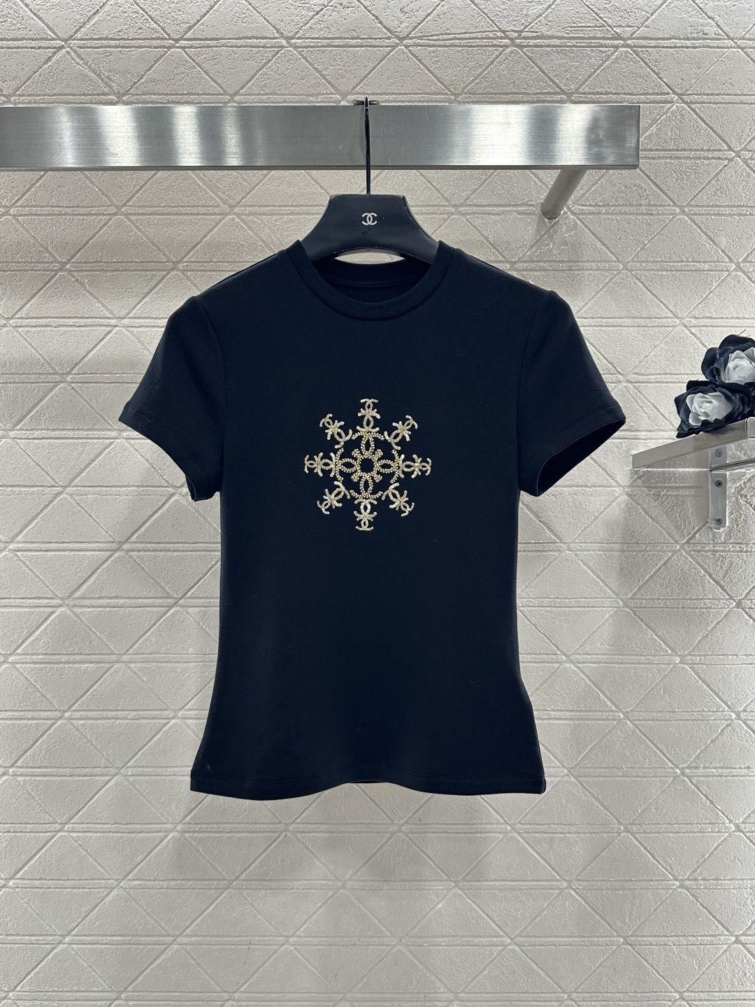 ♥Chane*♥2026新品上架 钉珠圆领徽标𝑇𝑒𝑒定制YB天丝羊毛材质，质感细腻，弹力舒适，修身正肩短