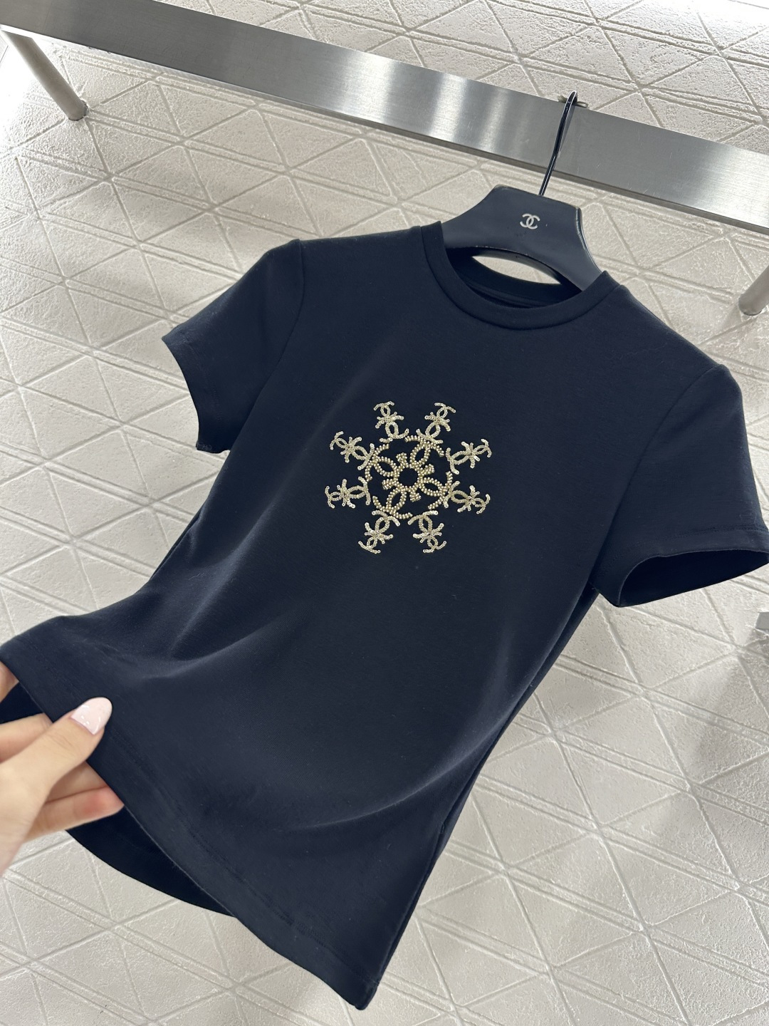 ♥Chane*♥2026新品上架 钉珠圆领徽标𝑇𝑒𝑒定制YB天丝羊毛材质，质感细腻，弹力舒适，修身正肩短