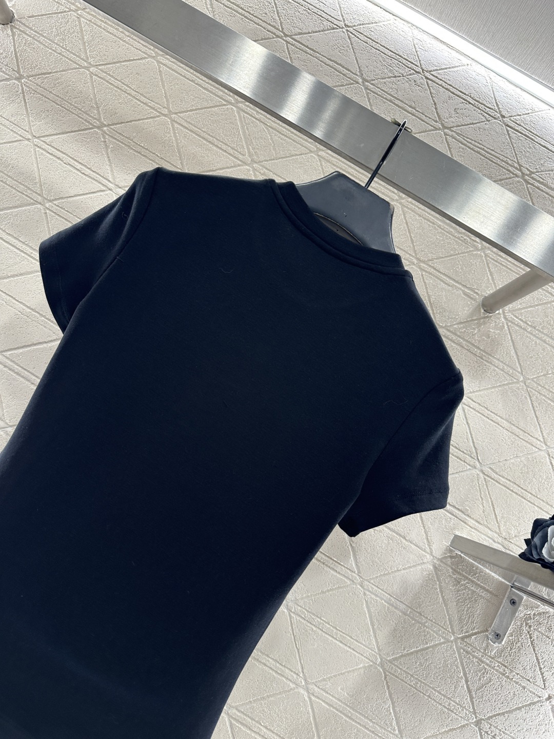 ♥Chane*♥2026新品上架 钉珠圆领徽标𝑇𝑒𝑒定制YB天丝羊毛材质，质感细腻，弹力舒适，修身正肩短