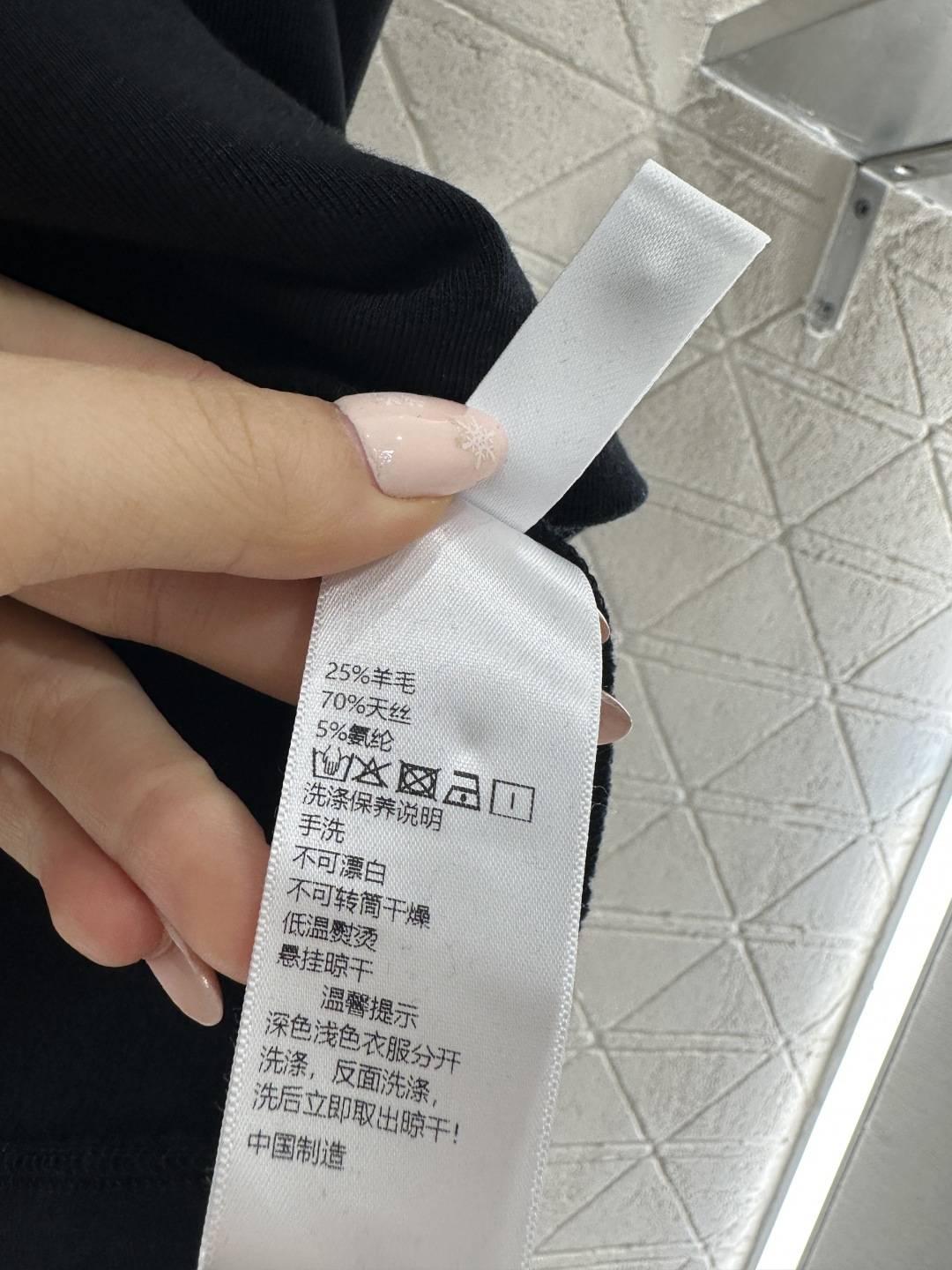 ♥Chane*♥2026新品上架 钉珠圆领徽标𝑇𝑒𝑒定制YB天丝羊毛材质，质感细腻，弹力舒适，修身正肩短