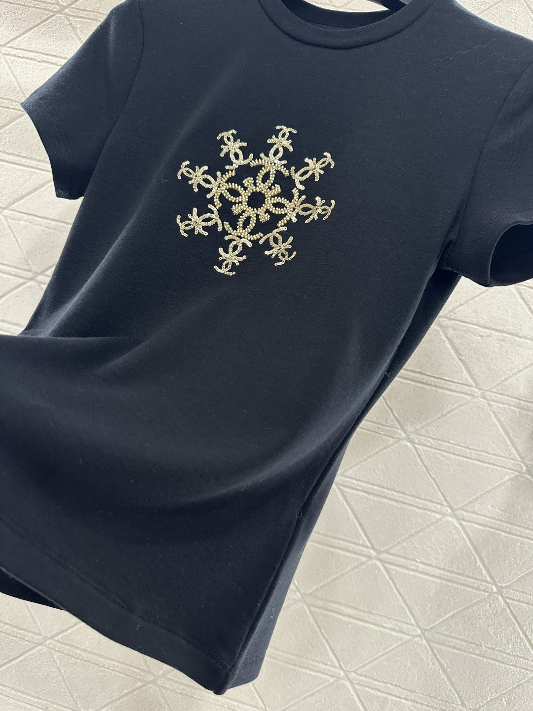 ♥Chane*♥2026新品上架 钉珠圆领徽标𝑇𝑒𝑒定制YB天丝羊毛材质，质感细腻，弹力舒适，修身正肩短