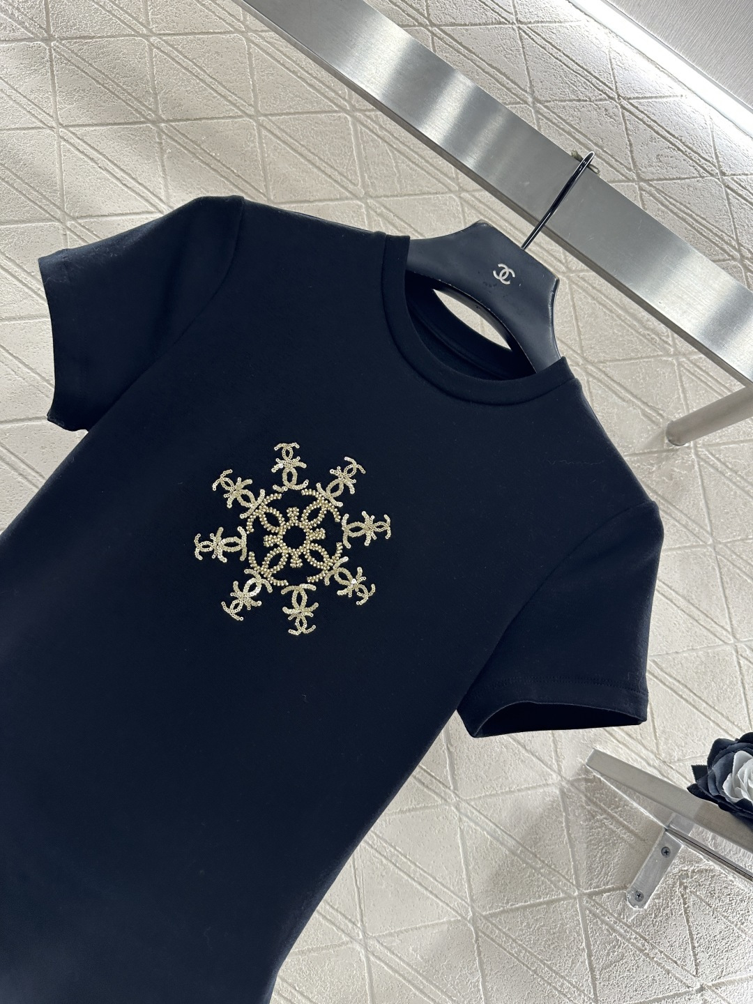 ♥Chane*♥2026新品上架 钉珠圆领徽标𝑇𝑒𝑒定制YB天丝羊毛材质，质感细腻，弹力舒适，修身正肩短