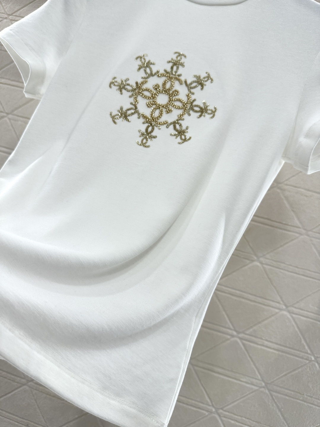 ♥Chane*♥2026新品上架 钉珠圆领徽标𝑇𝑒𝑒定制YB天丝羊毛材质，质感细腻，弹力舒适，修身正肩短