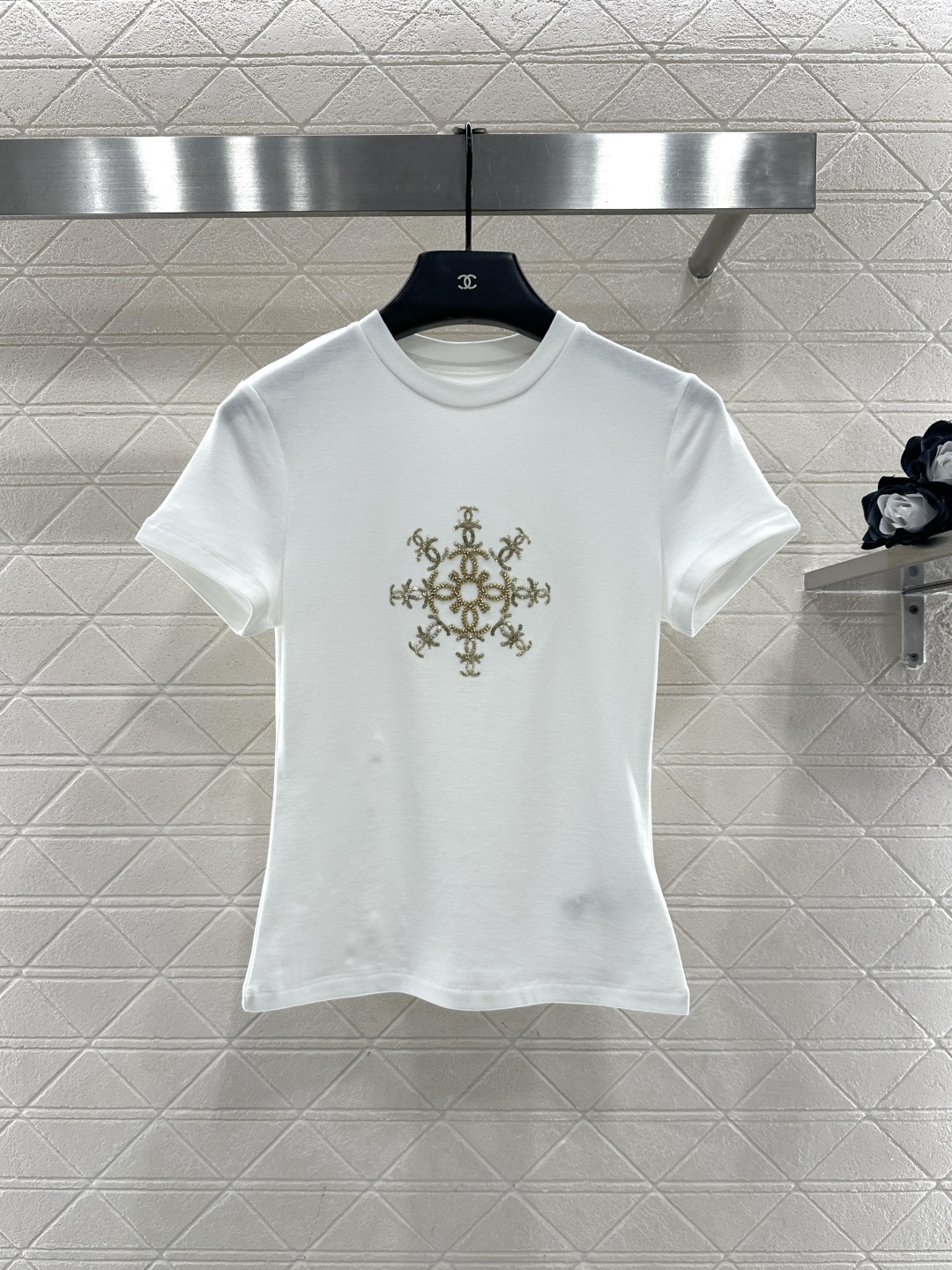 ♥Chane*♥2026新品上架 钉珠圆领徽标𝑇𝑒𝑒定制YB天丝羊毛材质，质感细腻，弹力舒适，修身正肩短