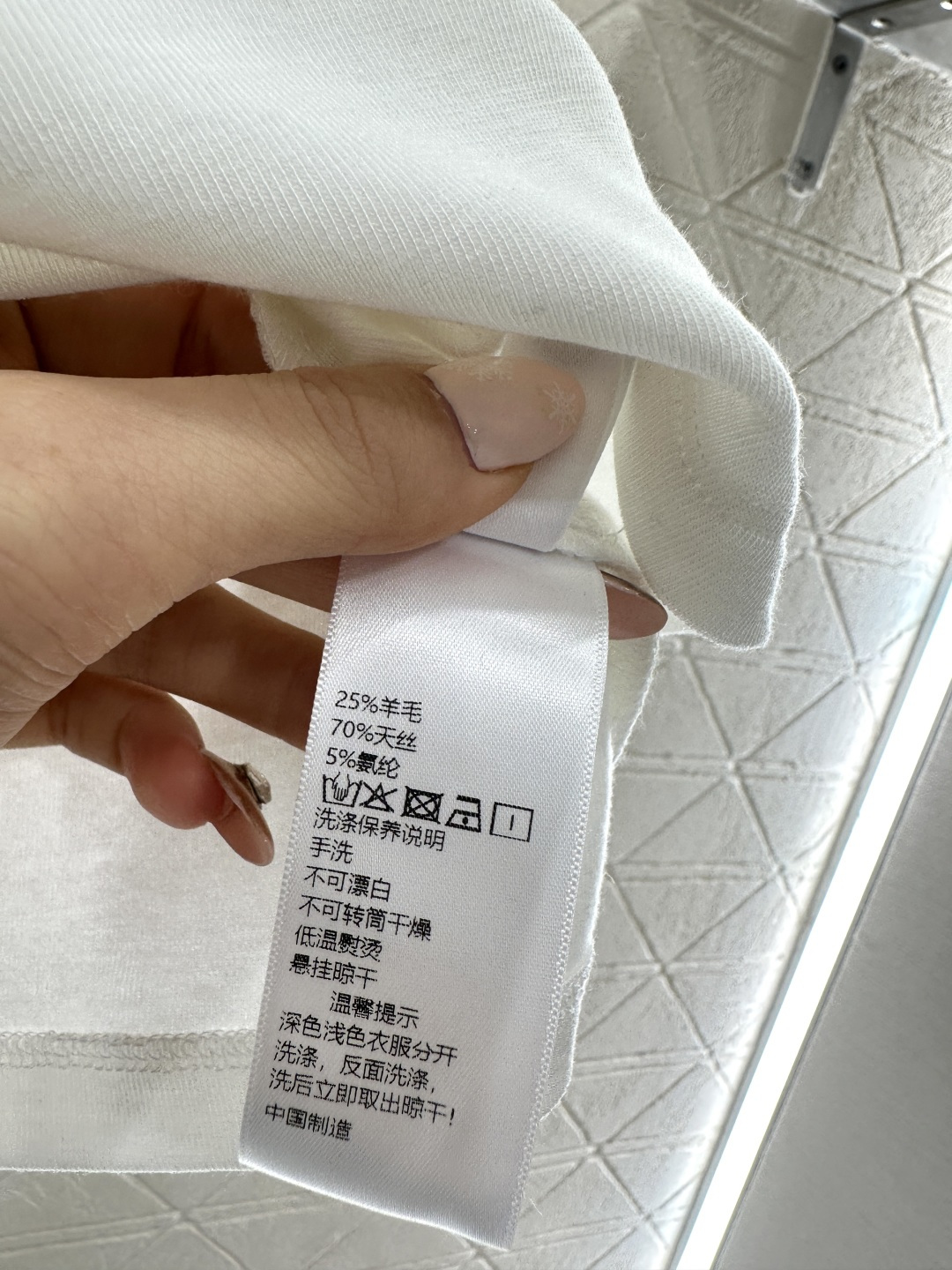 ♥Chane*♥2026新品上架 钉珠圆领徽标𝑇𝑒𝑒定制YB天丝羊毛材质，质感细腻，弹力舒适，修身正肩短