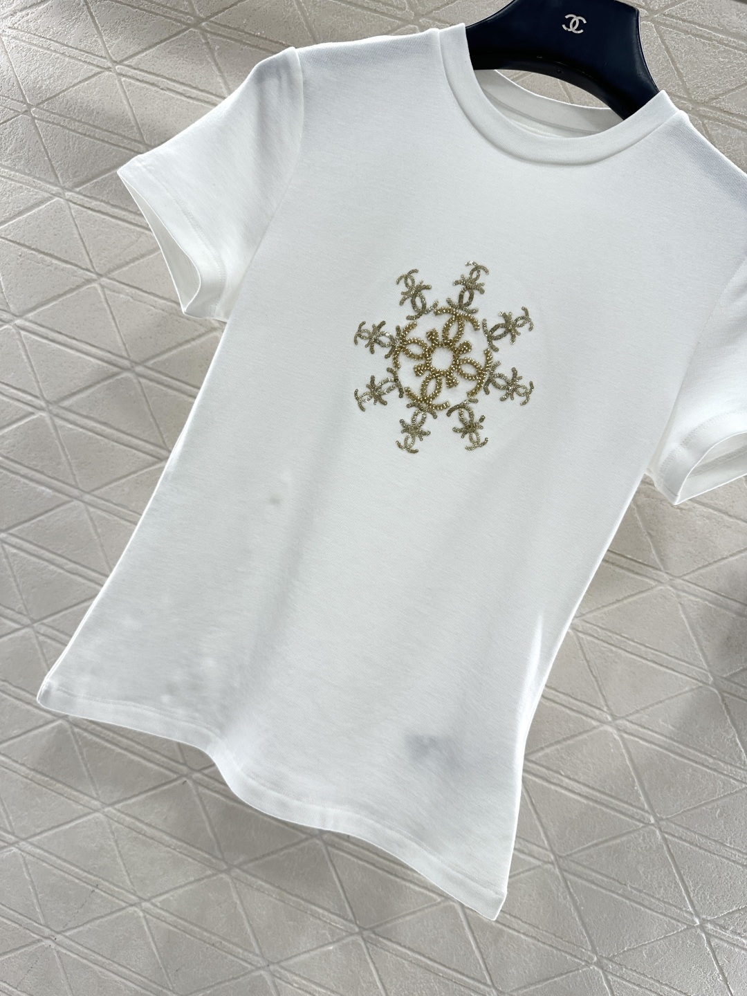 ♥Chane*♥2026新品上架 钉珠圆领徽标𝑇𝑒𝑒定制YB天丝羊毛材质，质感细腻，弹力舒适，修身正肩短