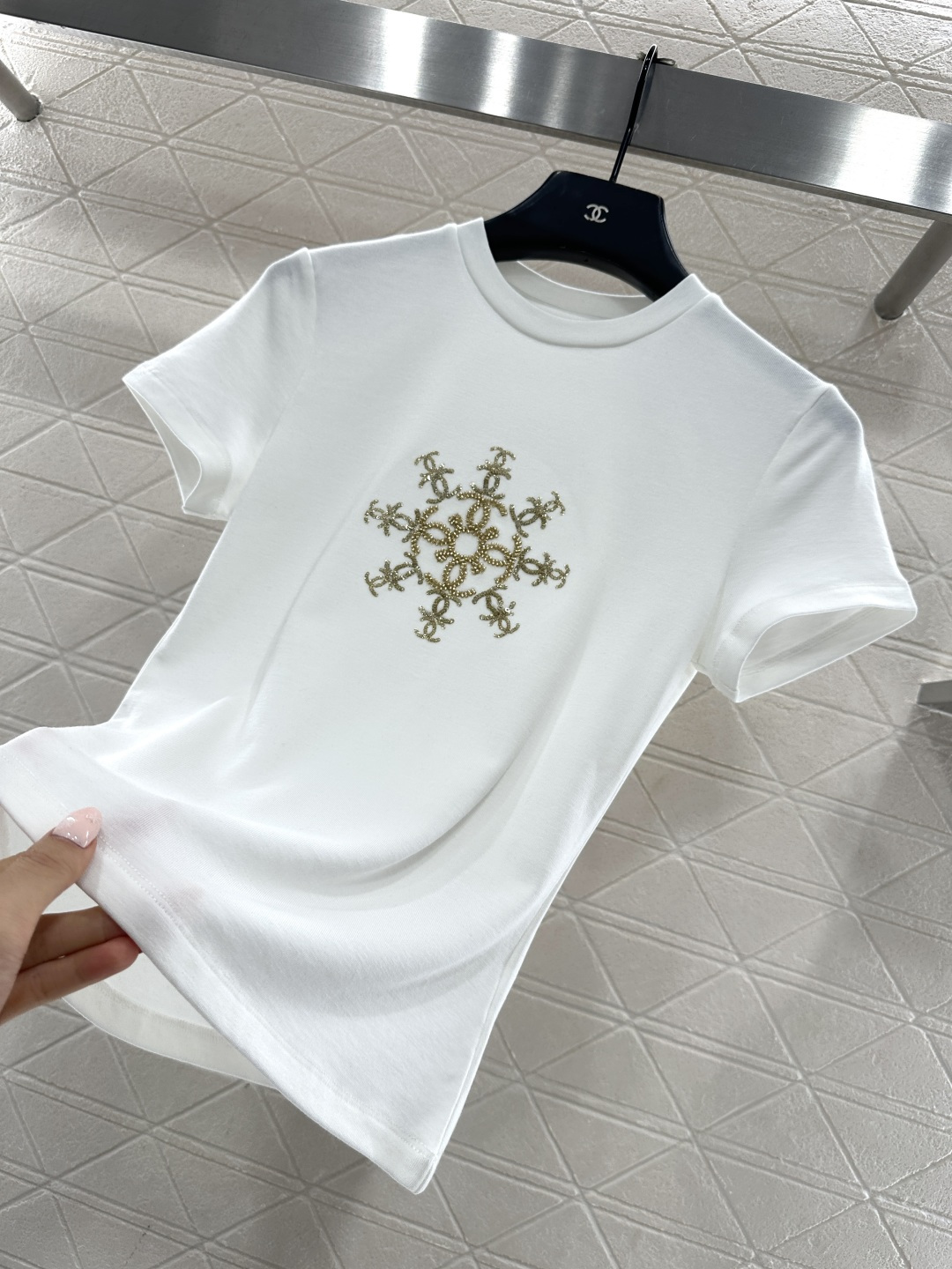 ♥Chane*♥2026新品上架 钉珠圆领徽标𝑇𝑒𝑒定制YB天丝羊毛材质，质感细腻，弹力舒适，修身正肩短