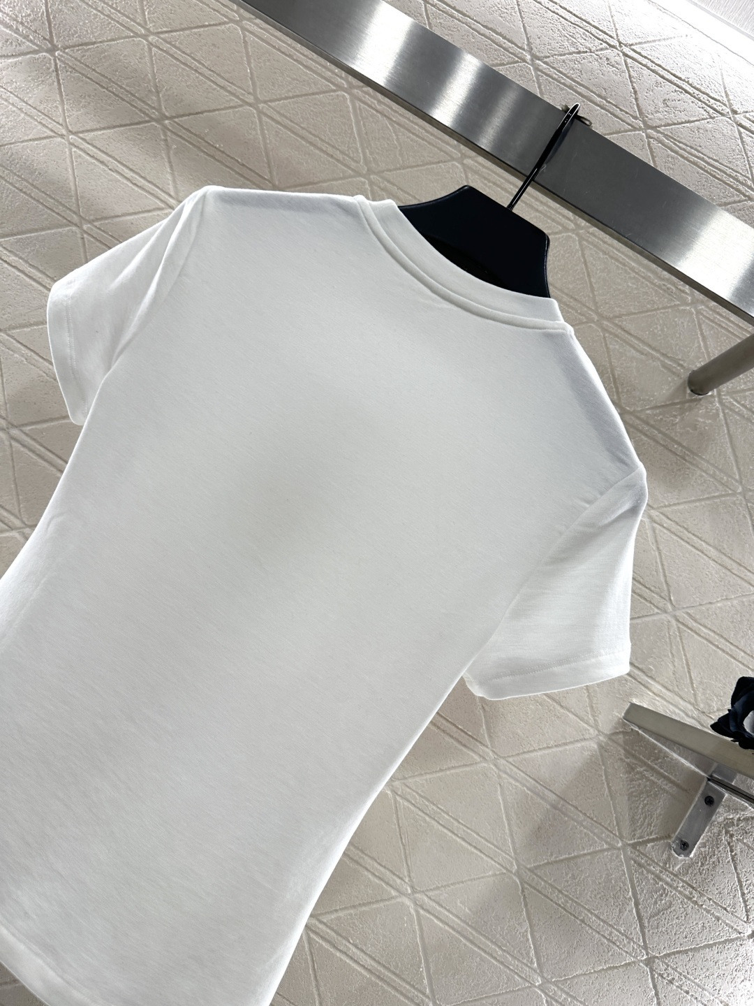 ♥Chane*♥2026新品上架 钉珠圆领徽标𝑇𝑒𝑒定制YB天丝羊毛材质，质感细腻，弹力舒适，修身正肩短