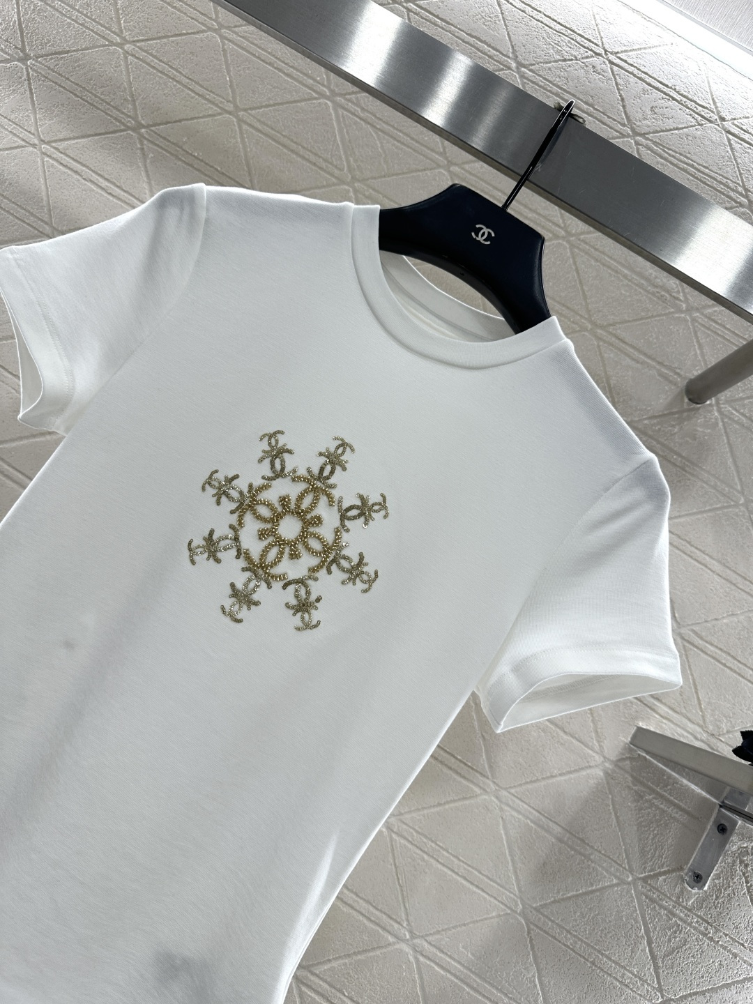 ♥Chane*♥2026新品上架 钉珠圆领徽标𝑇𝑒𝑒定制YB天丝羊毛材质，质感细腻，弹力舒适，修身正肩短