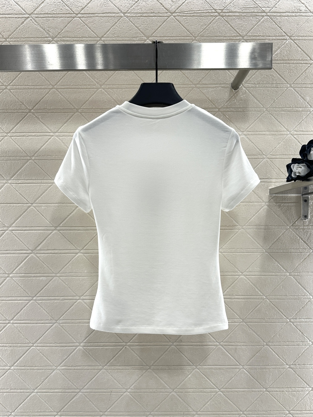 ♥Chane*♥2026新品上架 钉珠圆领徽标𝑇𝑒𝑒定制YB天丝羊毛材质，质感细腻，弹力舒适，修身正肩短