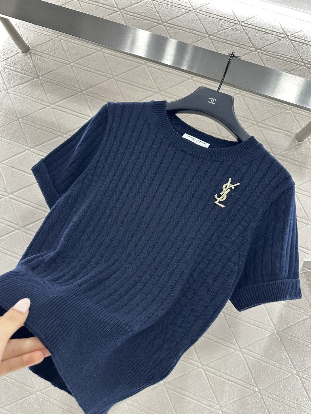 ♥Saint lauren*♥2026新品上架 竖坑条胸针针织短袖定制YB棉毛纱线织造，质感高级，舒适柔