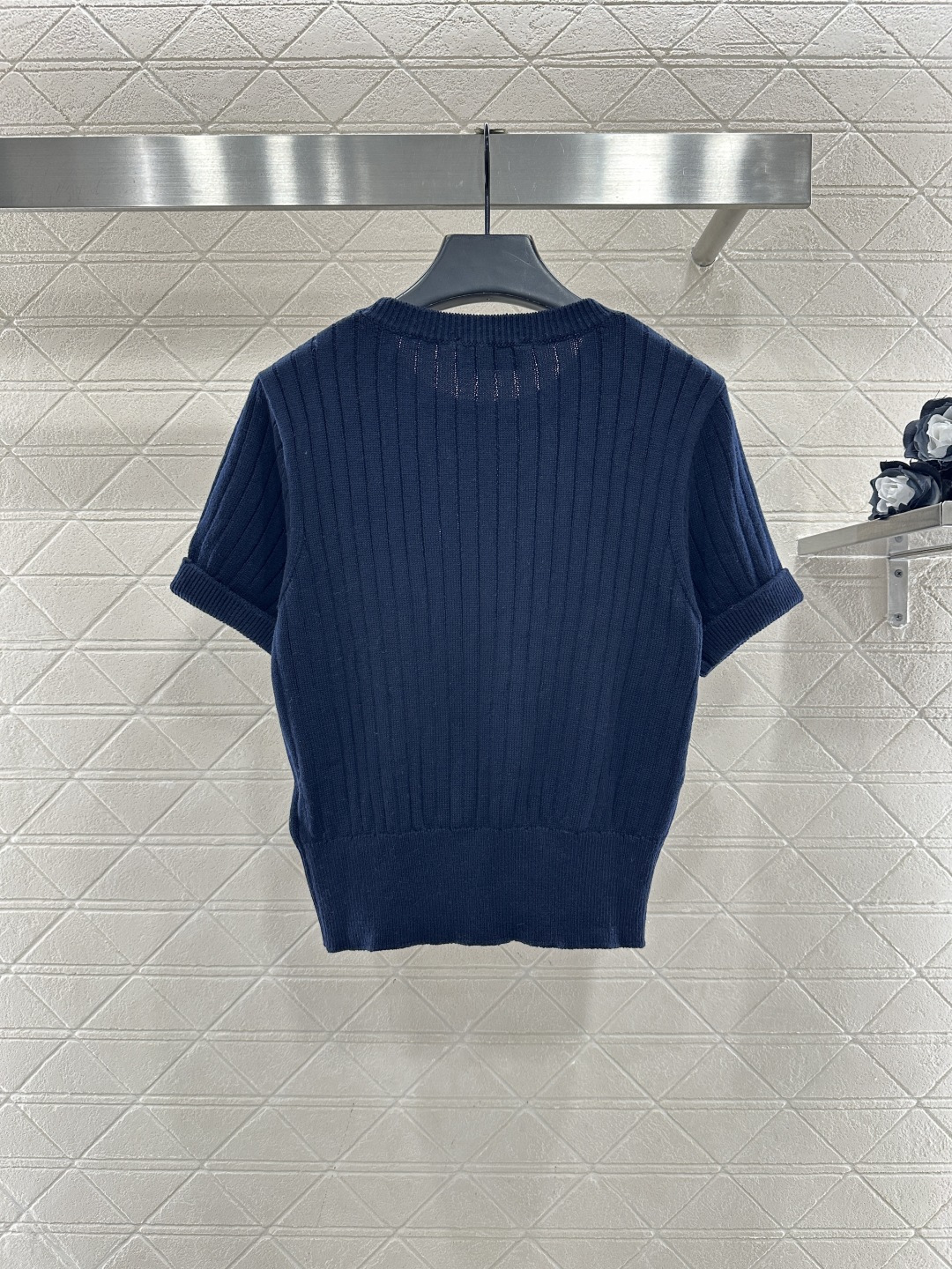 ♥Saint lauren*♥2026新品上架 竖坑条胸针针织短袖定制YB棉毛纱线织造，质感高级，舒适柔