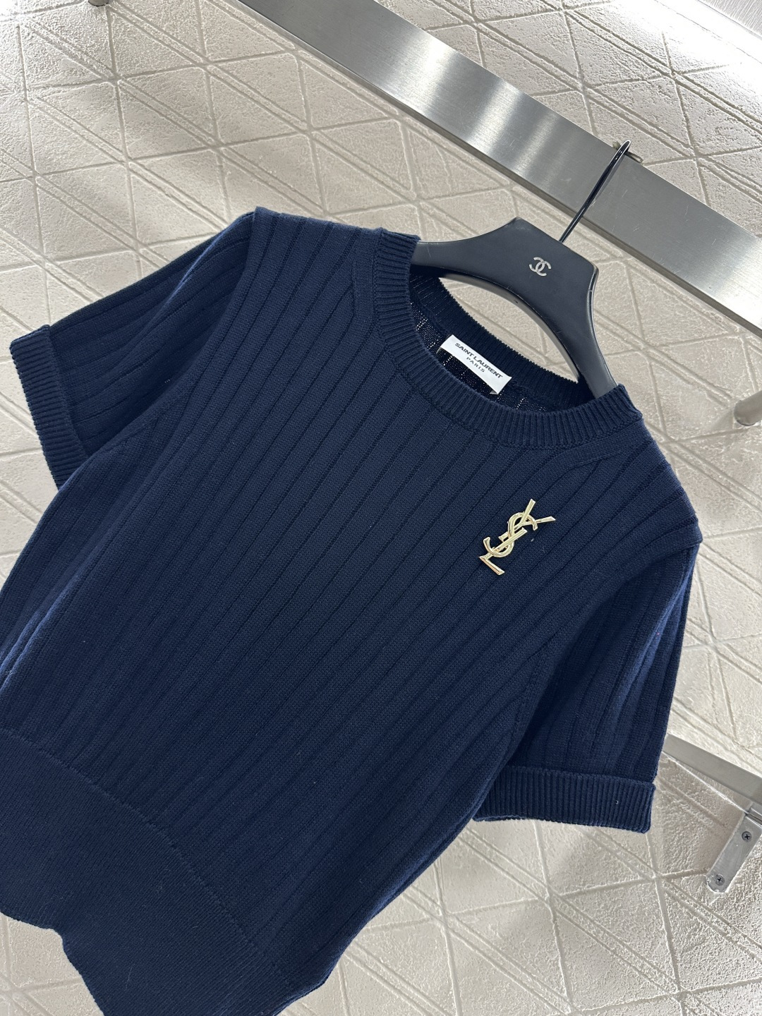 ♥Saint lauren*♥2026新品上架 竖坑条胸针针织短袖定制YB棉毛纱线织造，质感高级，舒适柔