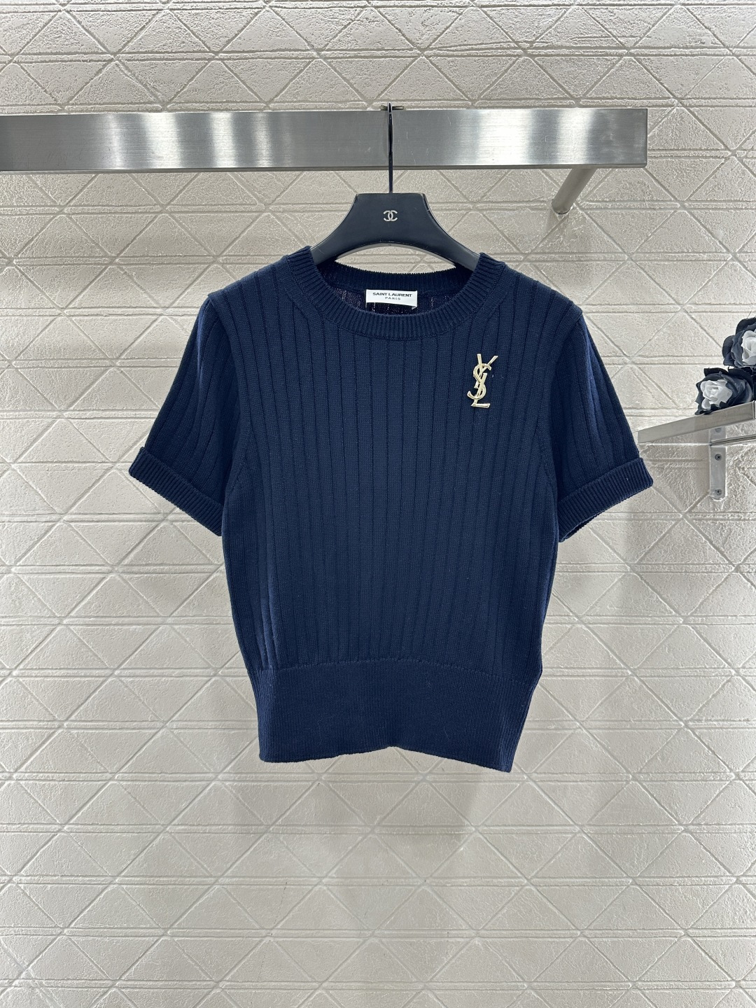 ♥Saint lauren*♥2026新品上架 竖坑条胸针针织短袖定制YB棉毛纱线织造，质感高级，舒适柔