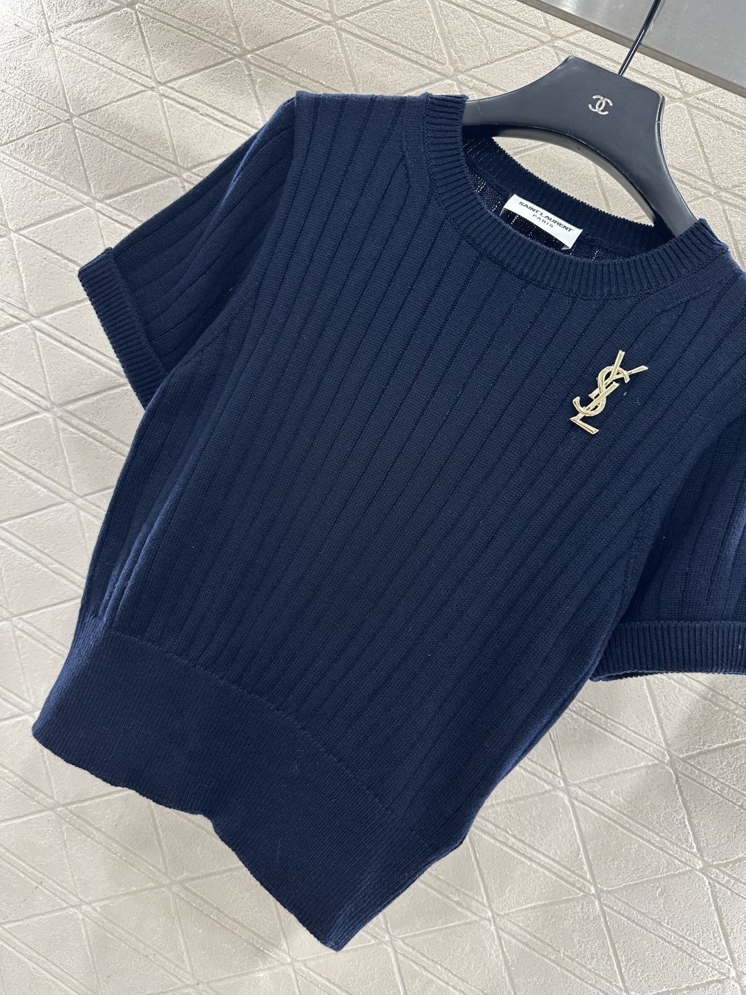 ♥Saint lauren*♥2026新品上架 竖坑条胸针针织短袖定制YB棉毛纱线织造，质感高级，舒适柔