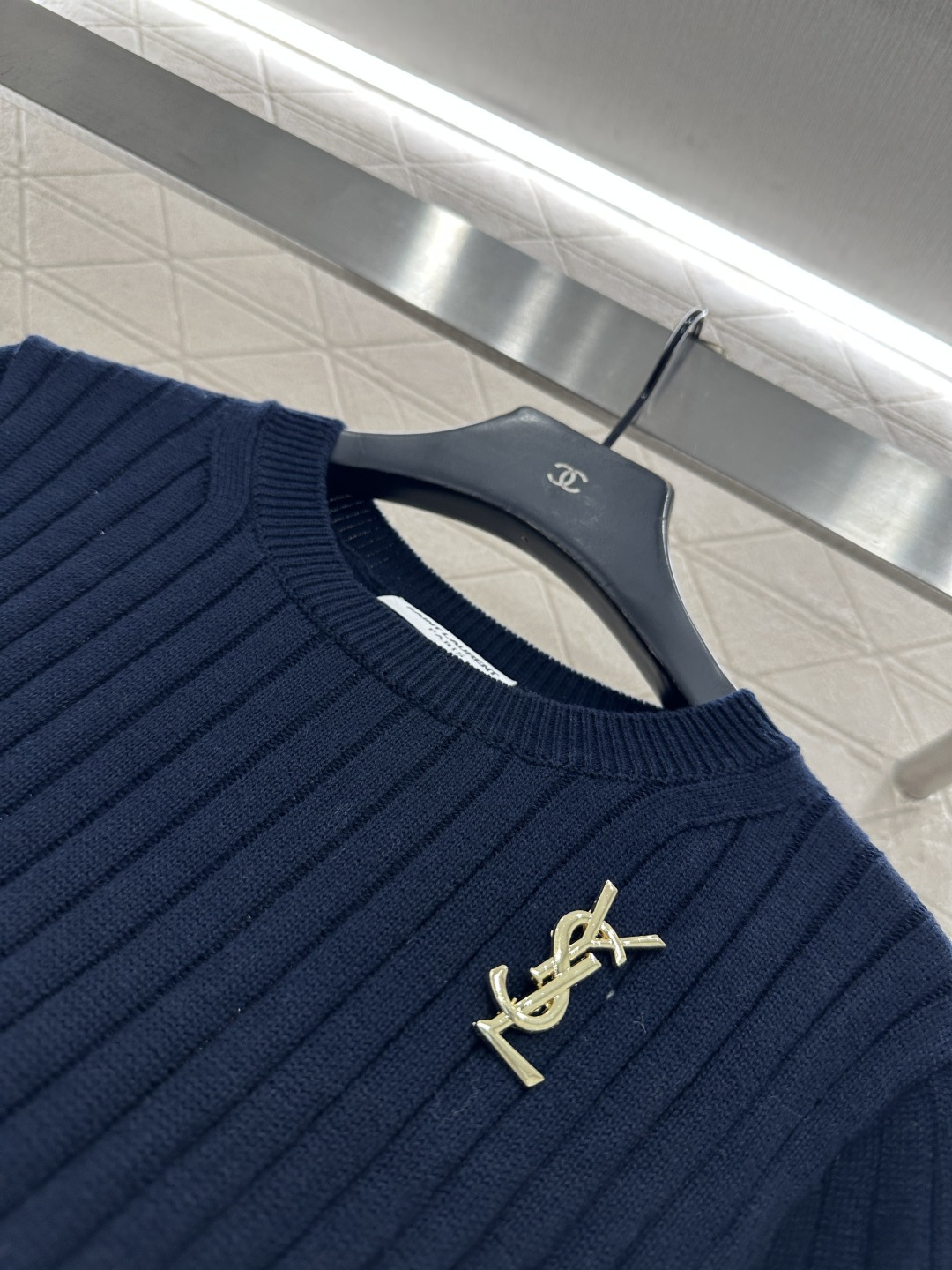 ♥Saint lauren*♥2026新品上架 竖坑条胸针针织短袖定制YB棉毛纱线织造，质感高级，舒适柔
