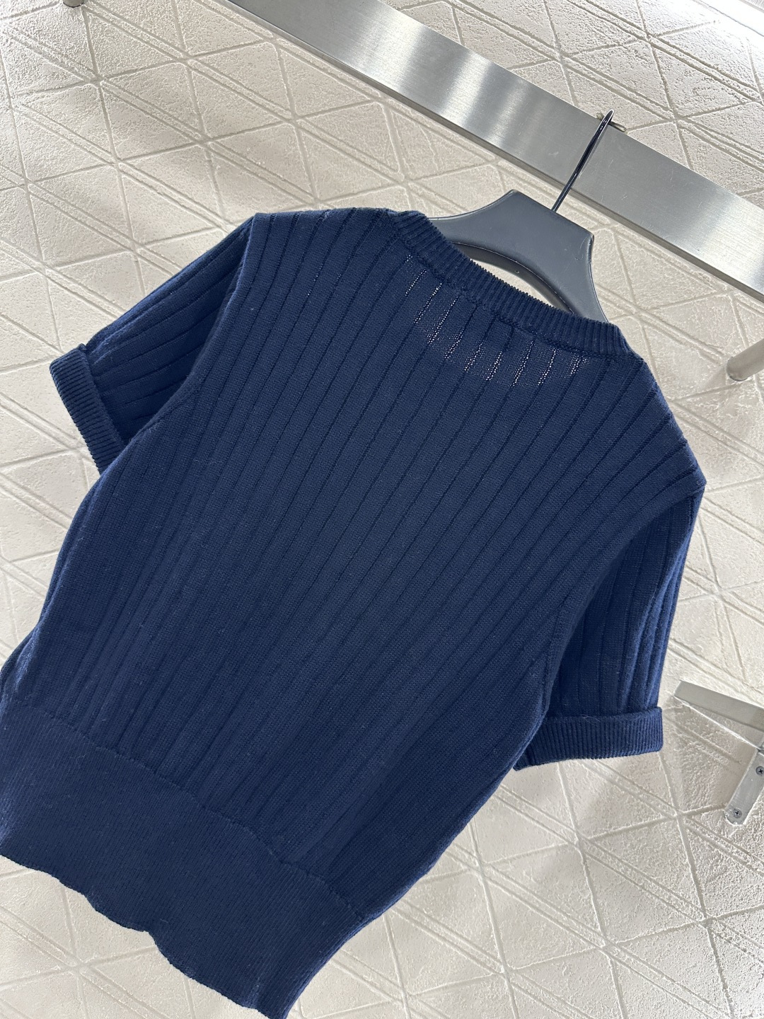 ♥Saint lauren*♥2026新品上架 竖坑条胸针针织短袖定制YB棉毛纱线织造，质感高级，舒适柔