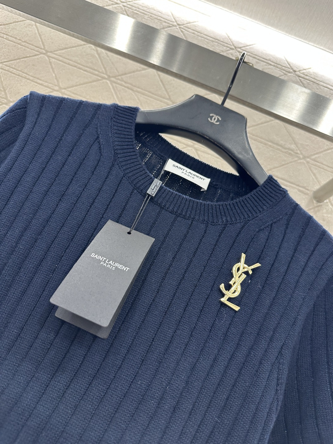 ♥Saint lauren*♥2026新品上架 竖坑条胸针针织短袖定制YB棉毛纱线织造，质感高级，舒适柔