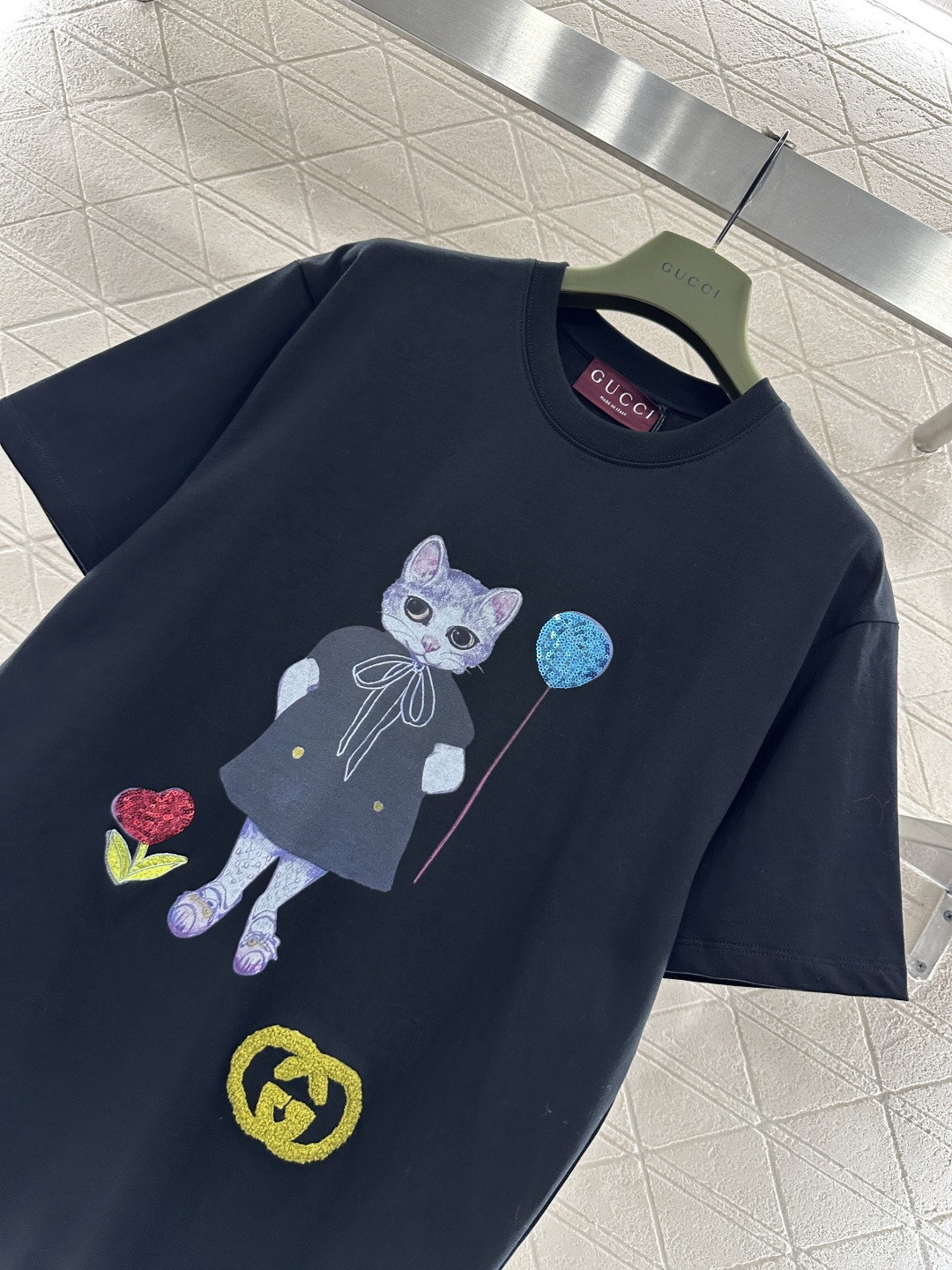 ♥Gucc*♥2026新品上架 订珠刺绣印花小猫𝑇𝑒𝑒定制YB原生全棉材质，质感细腻，舒适透气，宽松短袖