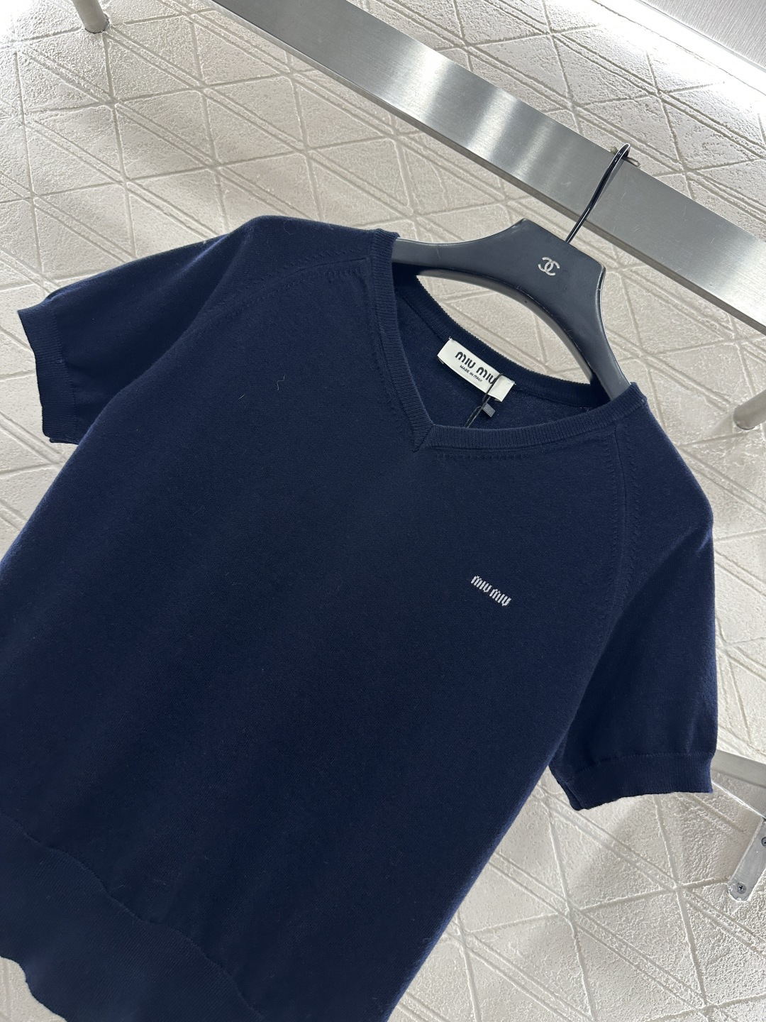 ♥Miumi*♥2026新品上架 桃心领字母针织短袖定制YB羊毛纱线织造，质感高级，舒适柔软，V型桃心领