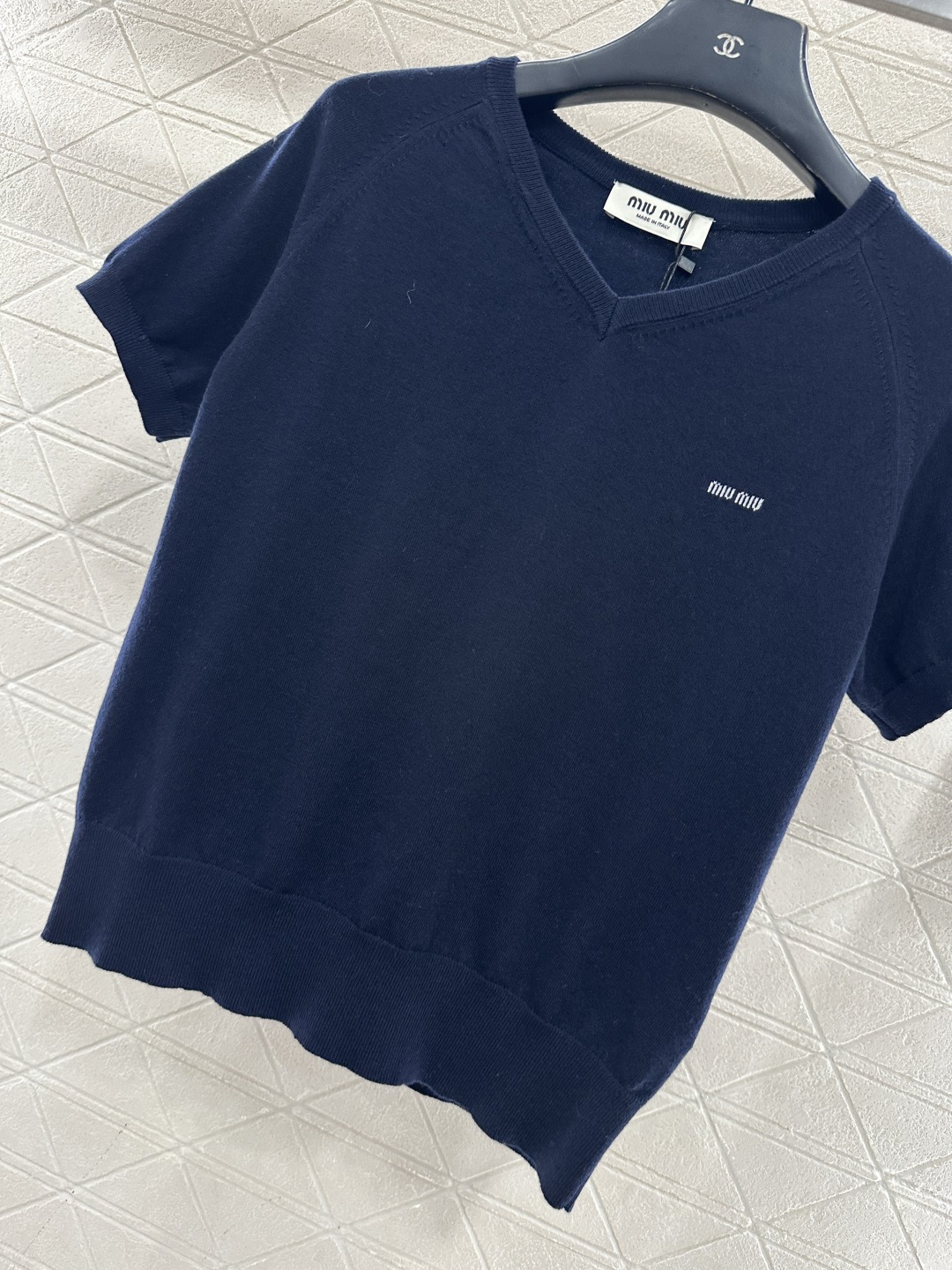 ♥Miumi*♥2026新品上架 桃心领字母针织短袖定制YB羊毛纱线织造，质感高级，舒适柔软，V型桃心领