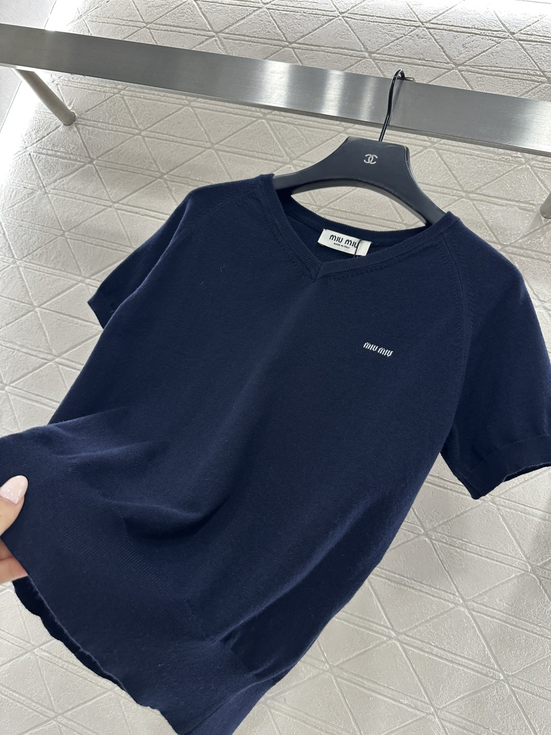 ♥Miumi*♥2026新品上架 桃心领字母针织短袖定制YB羊毛纱线织造，质感高级，舒适柔软，V型桃心领