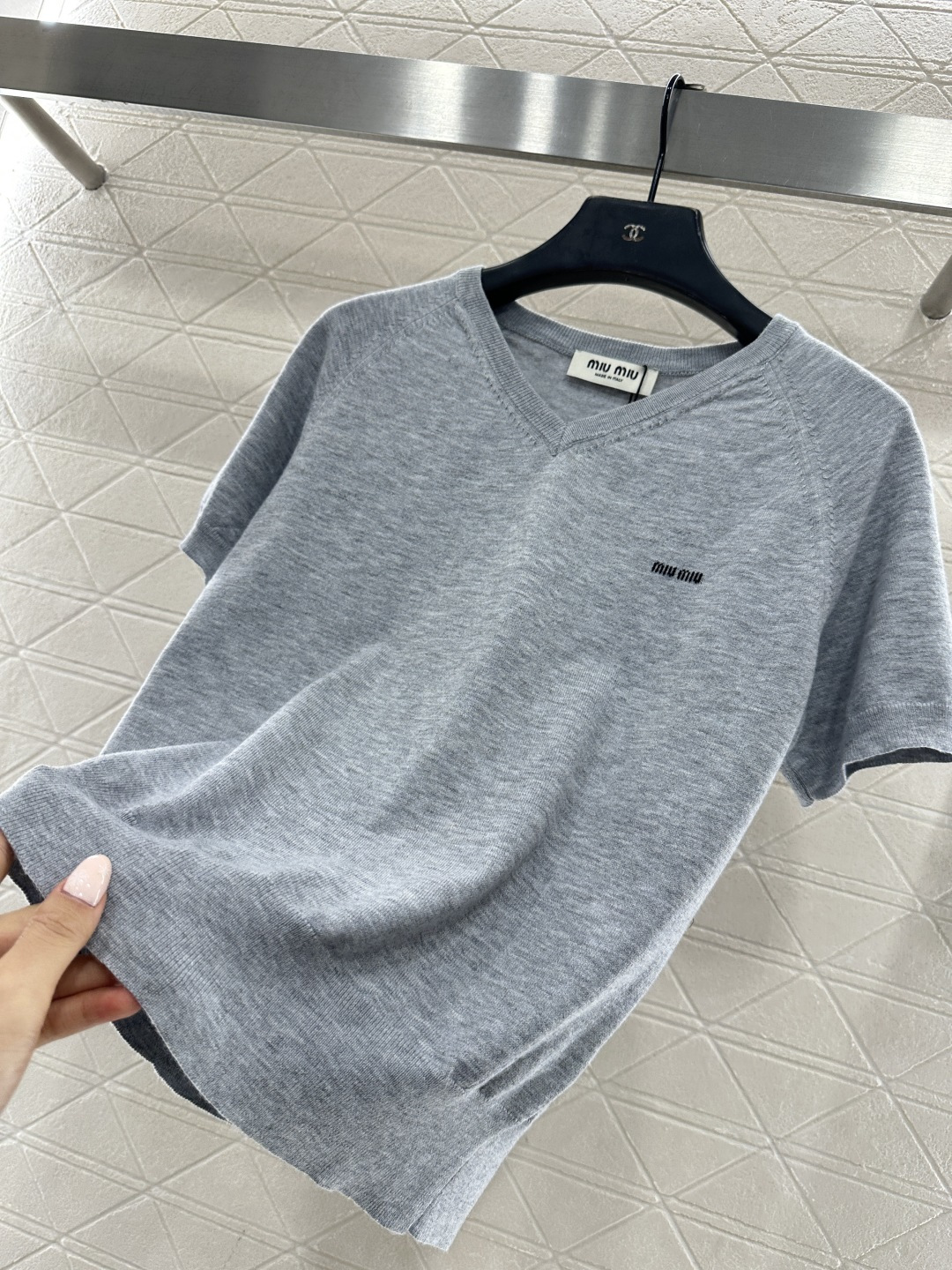 ♥Miumi*♥2026新品上架 桃心领字母针织短袖定制YB羊毛纱线织造，质感高级，舒适柔软，V型桃心领