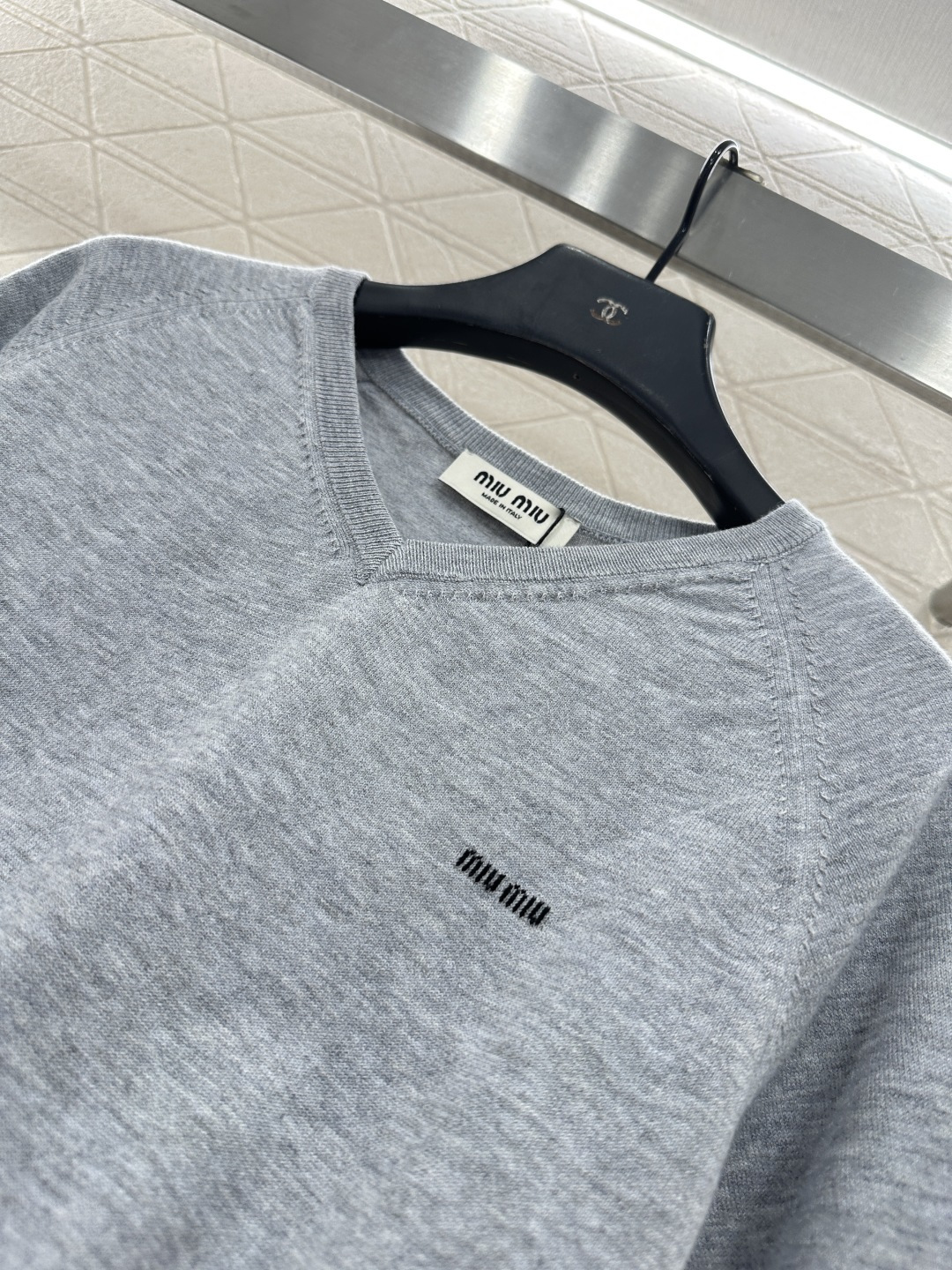 ♥Miumi*♥2026新品上架 桃心领字母针织短袖定制YB羊毛纱线织造，质感高级，舒适柔软，V型桃心领